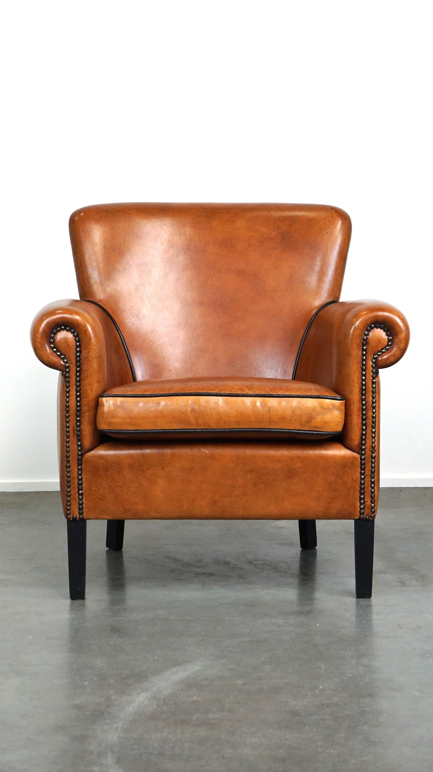 Offered: this sheepskin leather armchair in excellent condition, exuding luxury.

Combining comfort, style, and quality, this armchair is perfect for enthusiasts of sheepskin leather furniture. It is in impeccable condition and complements virtually
