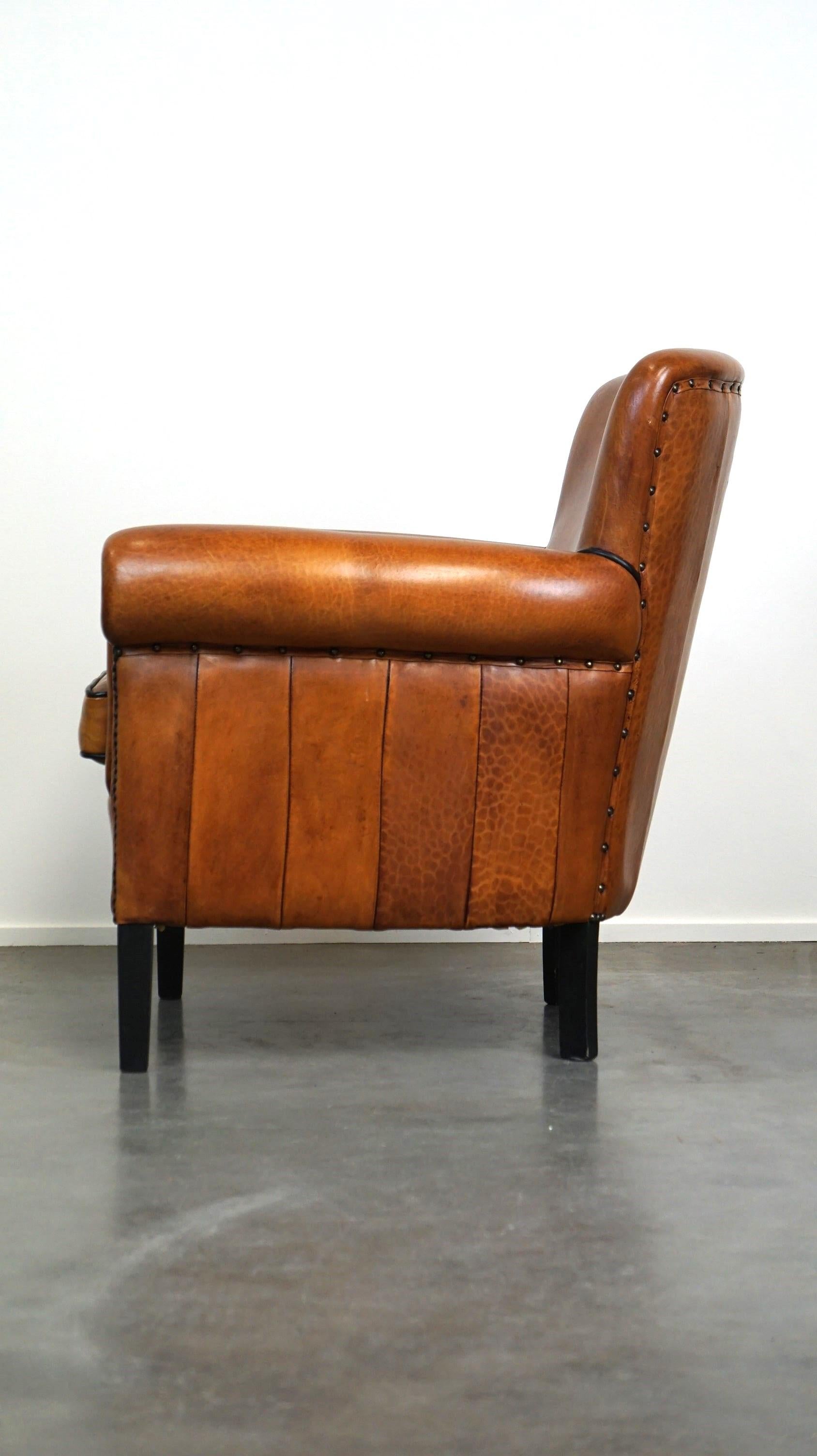 Sheepskin leather armchair with a luxurious appearance In Good Condition For Sale In Harderwijk, NL