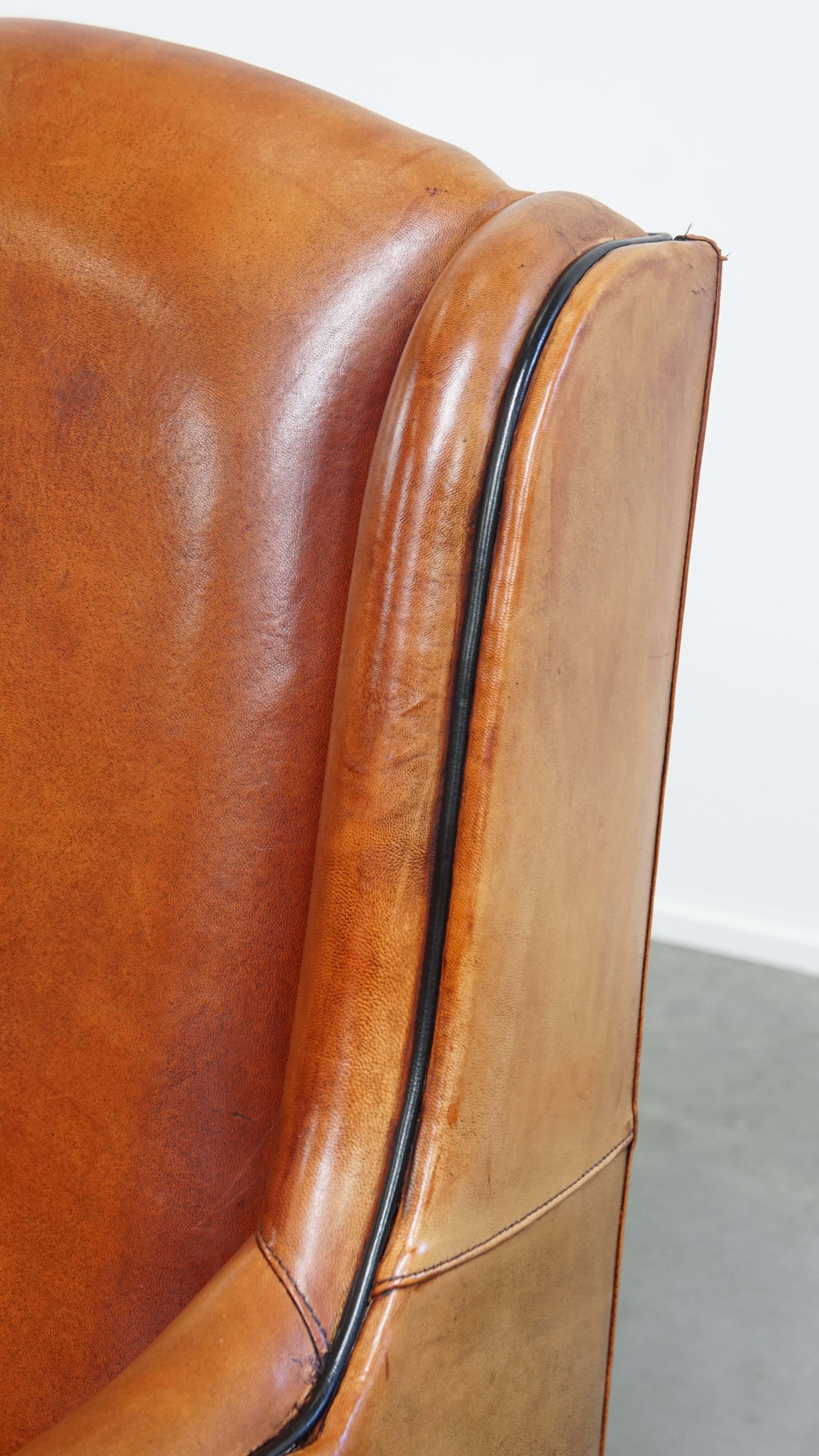 Sillón de piel de oveja con respaldo alto y ribetes negros en venta 3
