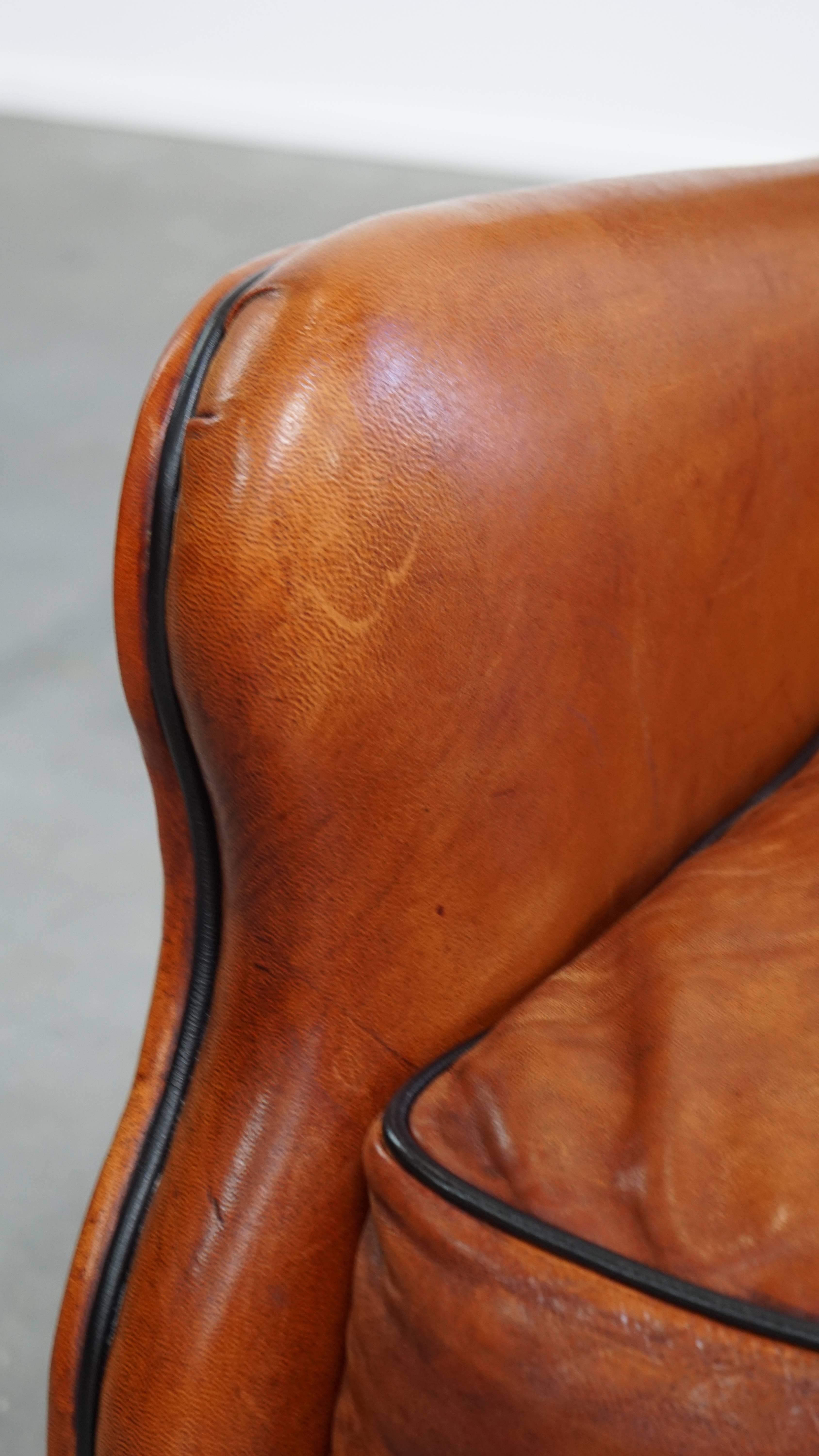 Sillón de piel de oveja con respaldo alto y ribetes negros en venta 4