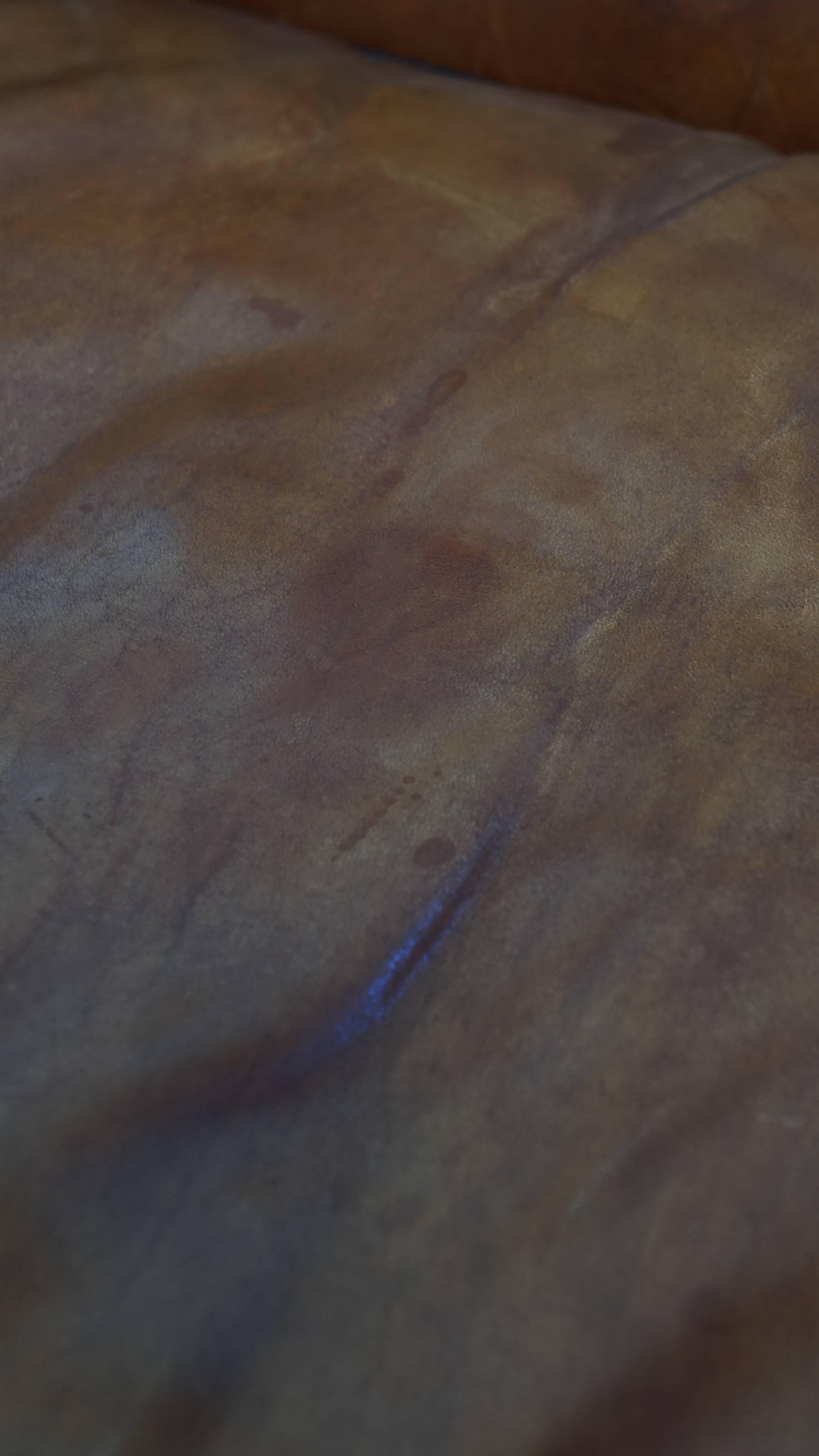 Sillón de piel de oveja con respaldo alto y ribetes negros en venta 5
