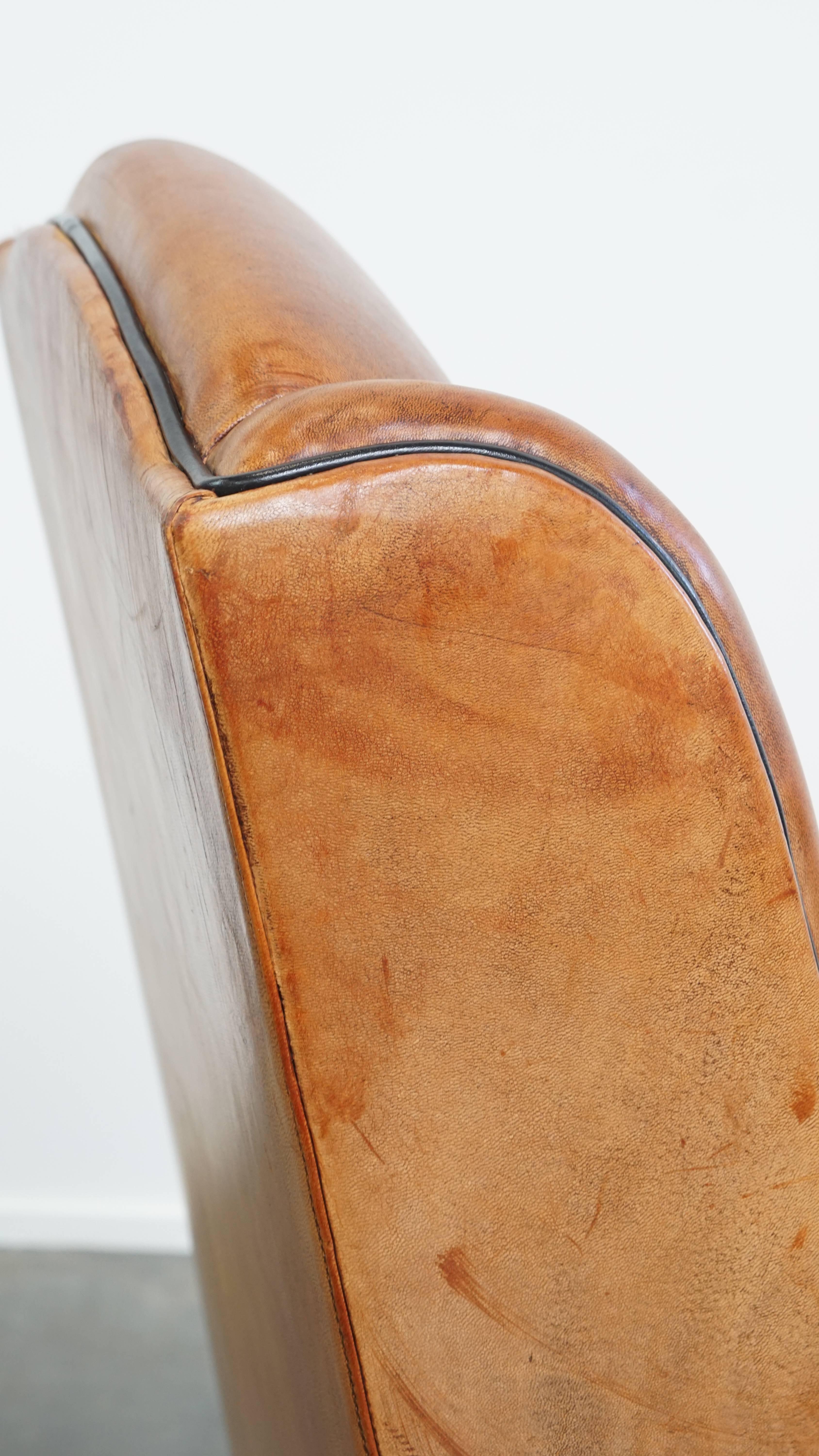Sillón de piel de oveja con respaldo alto y ribetes negros en venta 6