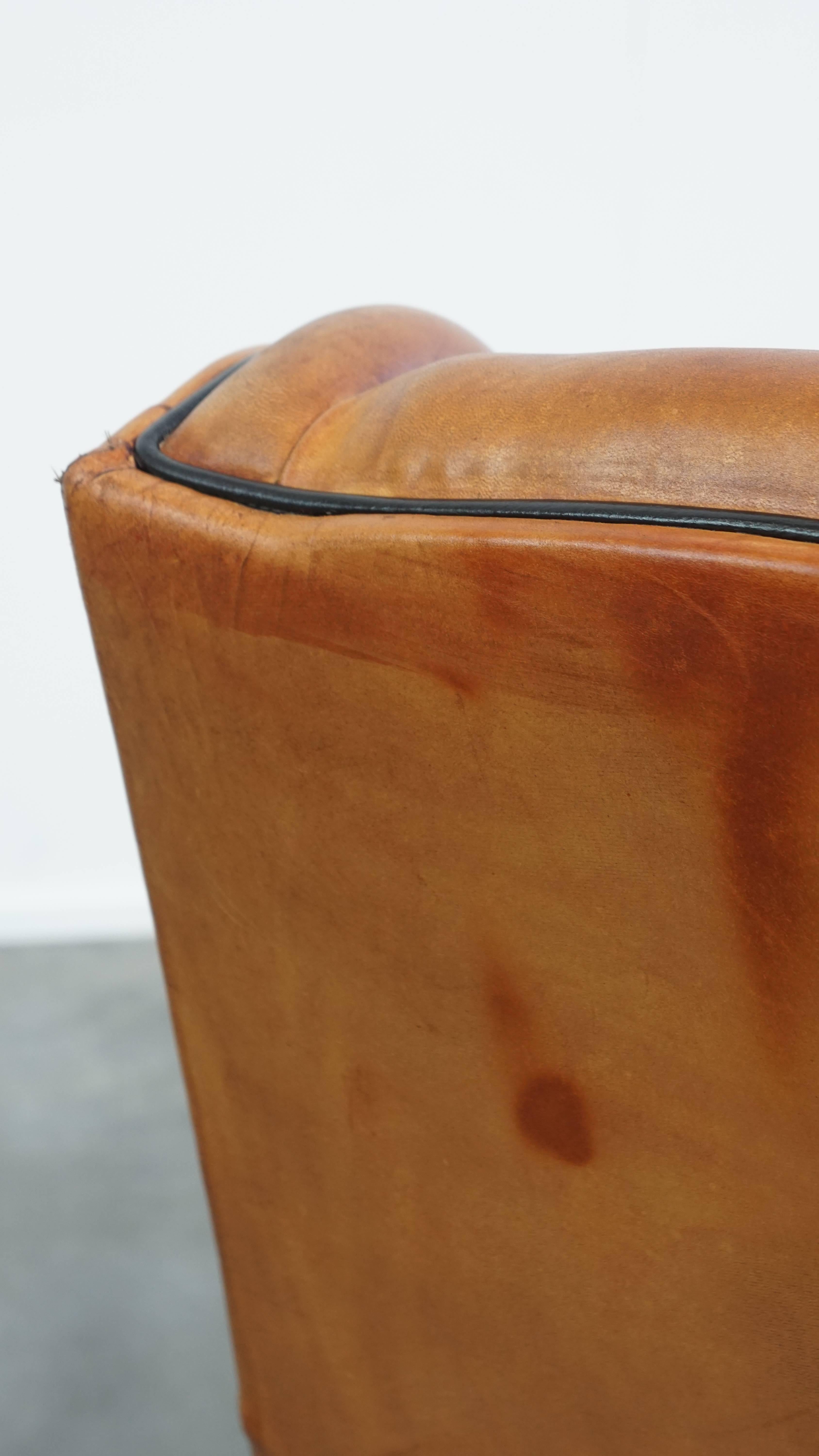 Sillón de piel de oveja con respaldo alto y ribetes negros en venta 7
