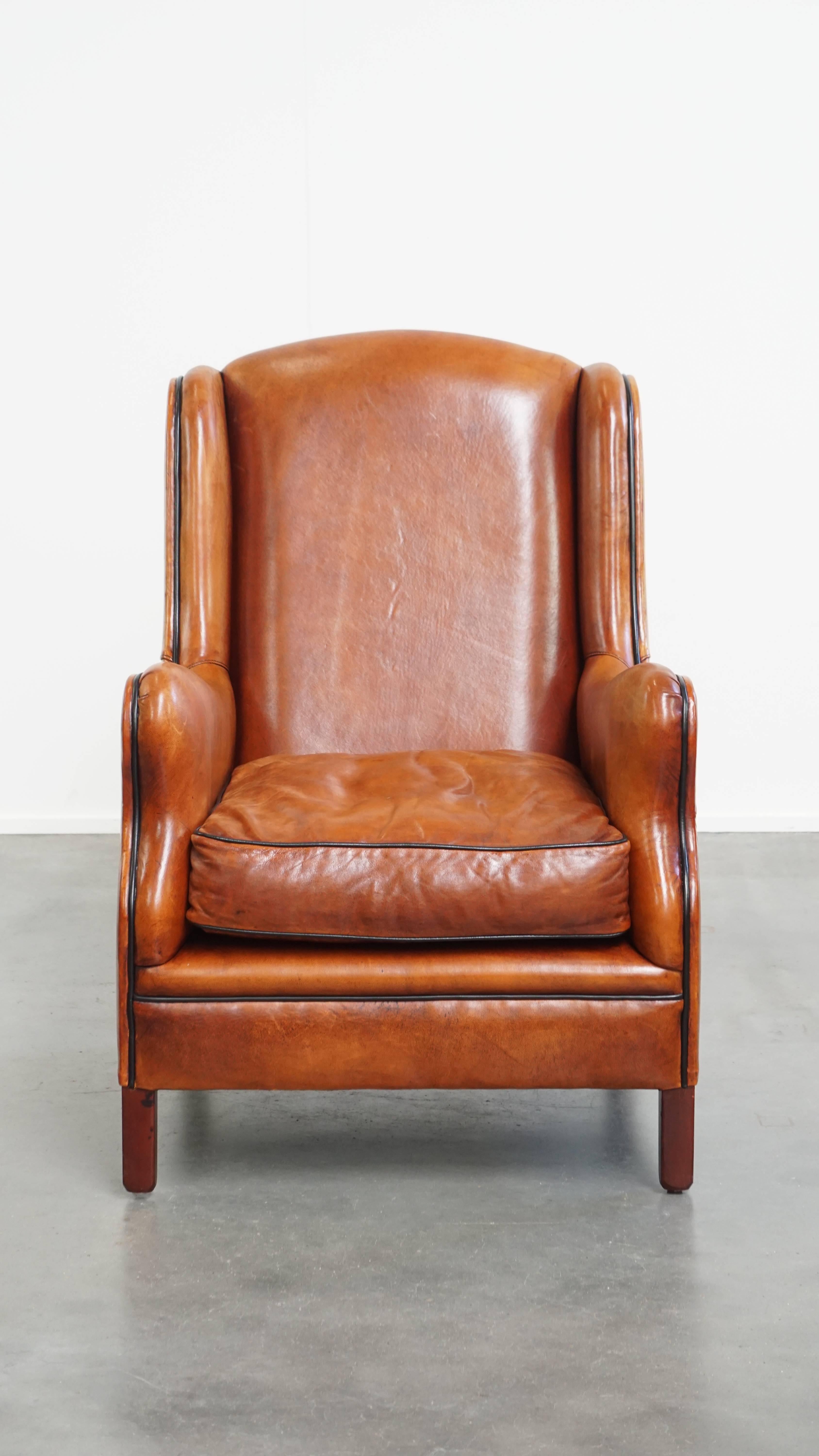 Te ofrecemos este lujoso y cómodo sillón de piel de cordero con respaldo alto, ribetes negros y un diseño atemporal.

Este sillón de carácter presenta refinados detalles con ribetes negros y, gracias a su diseño atemporal, encaja sin esfuerzo tanto