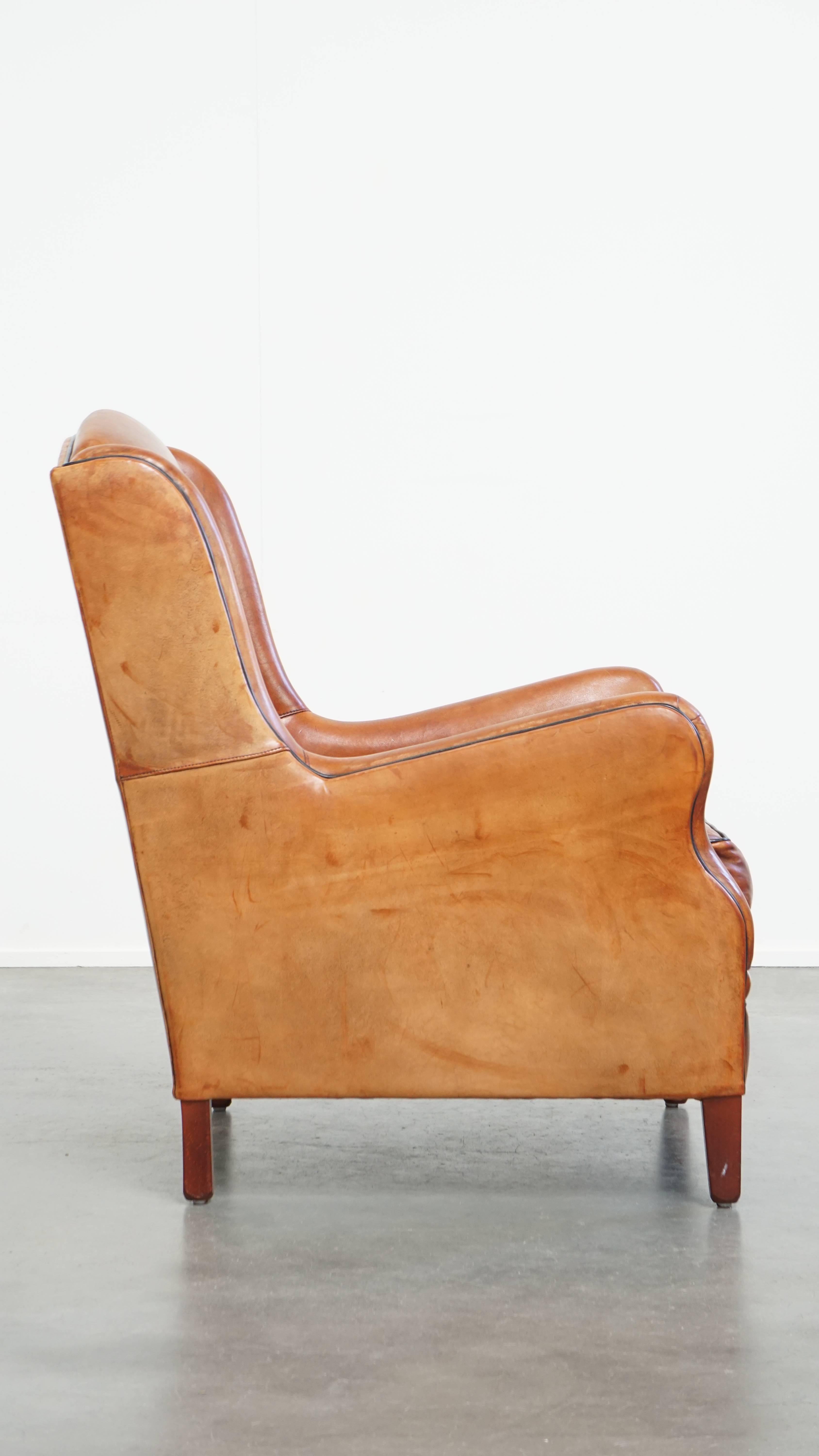 Sillón de piel de oveja con respaldo alto y ribetes negros Romano clásico en venta