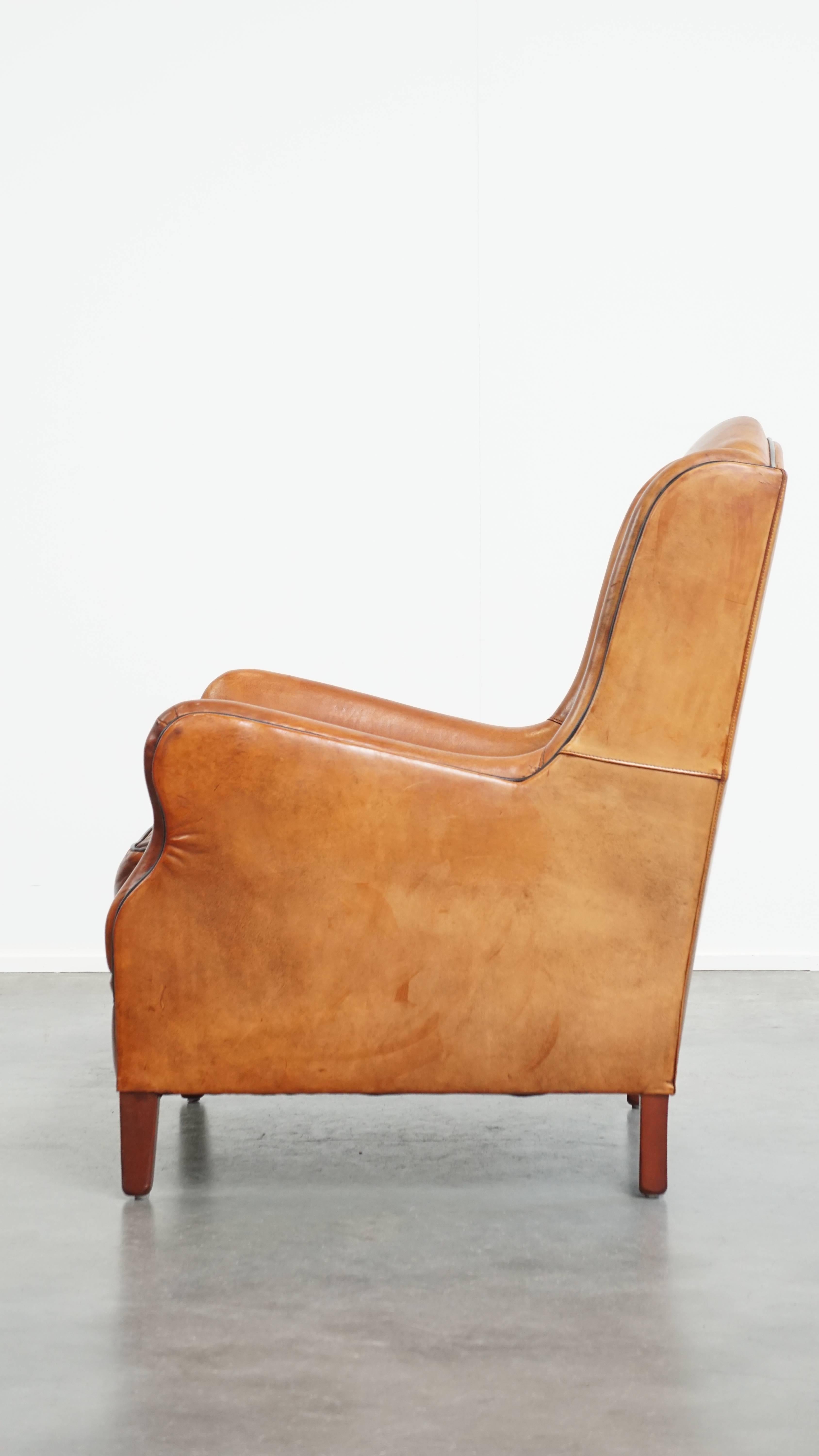 Sillón de piel de oveja con respaldo alto y ribetes negros en Bueno estado para la venta en Harderwijk, NL
