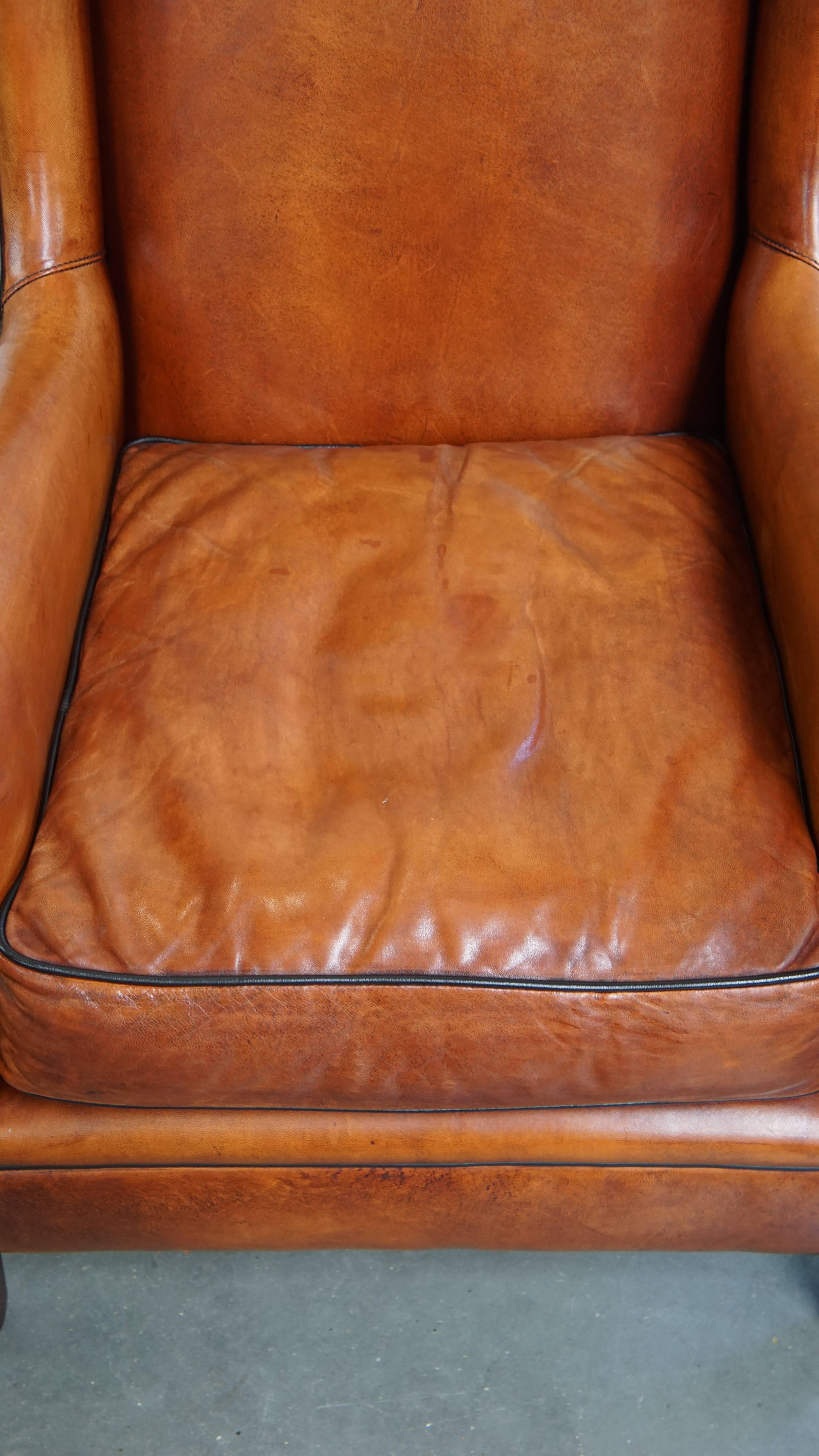 Sillón de piel de oveja con respaldo alto y ribetes negros Siglo XXI y contemporáneo en venta