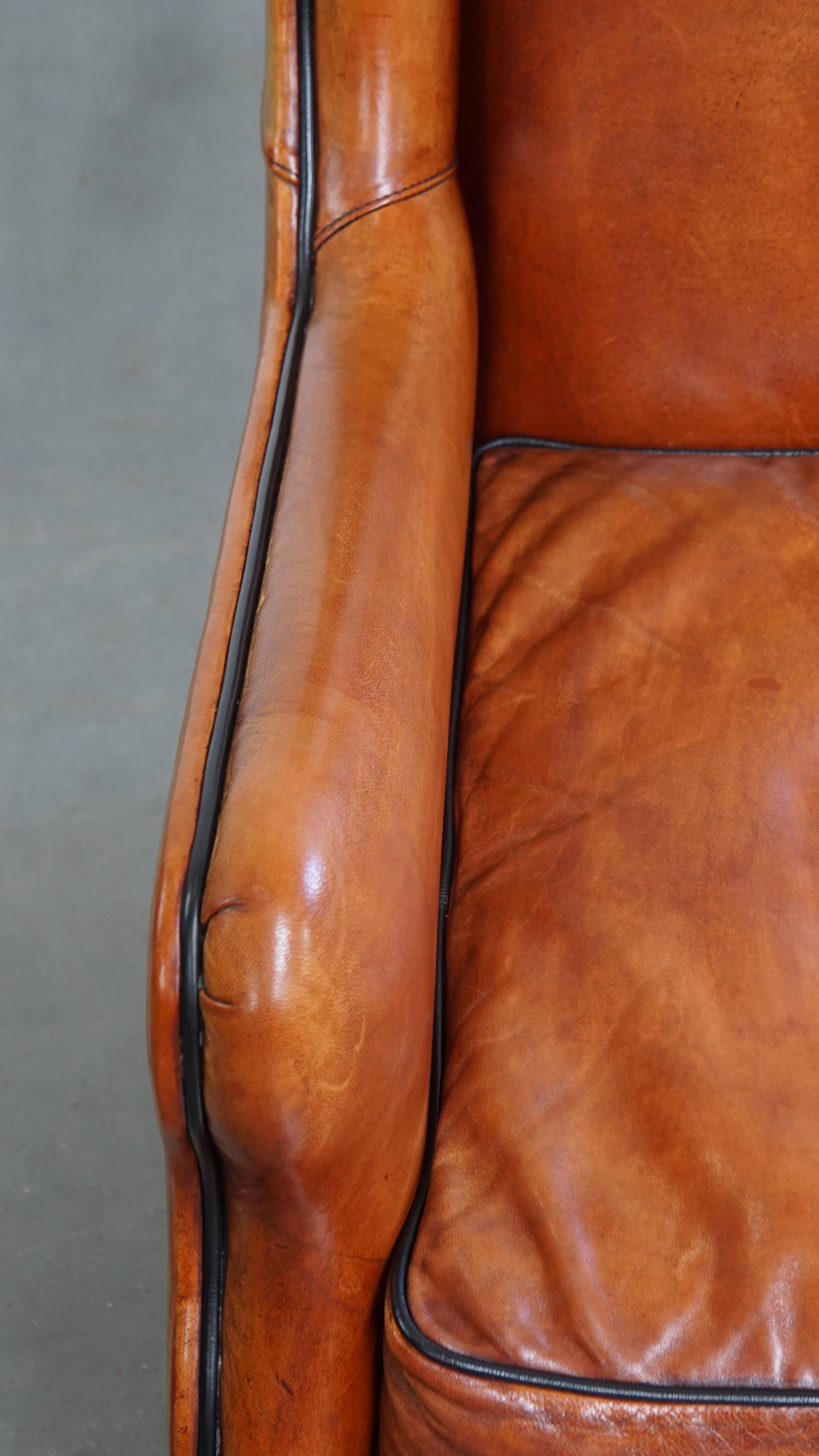 Sillón de piel de oveja con respaldo alto y ribetes negros Cuero en venta