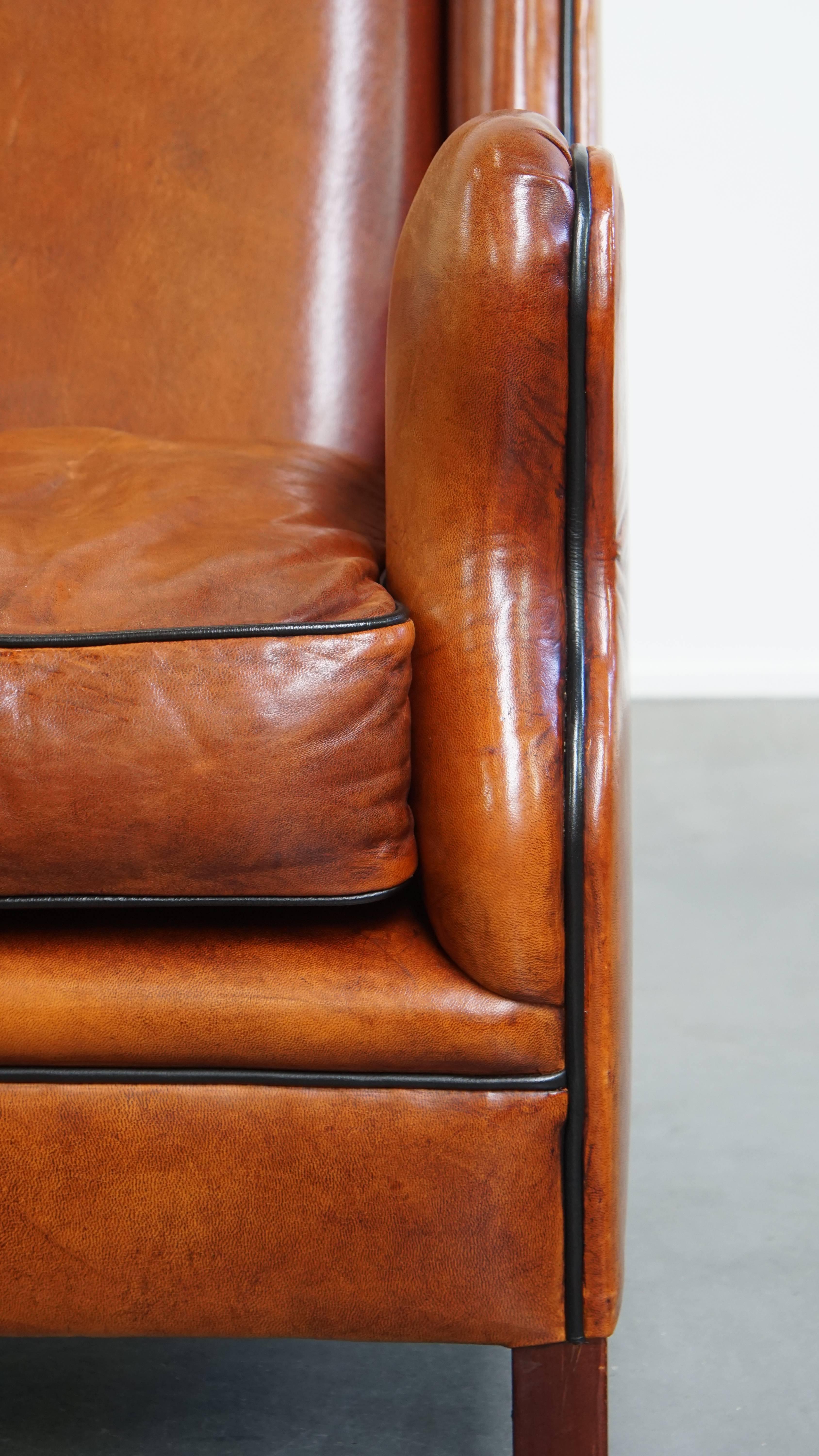 Sillón de piel de oveja con respaldo alto y ribetes negros en venta 2