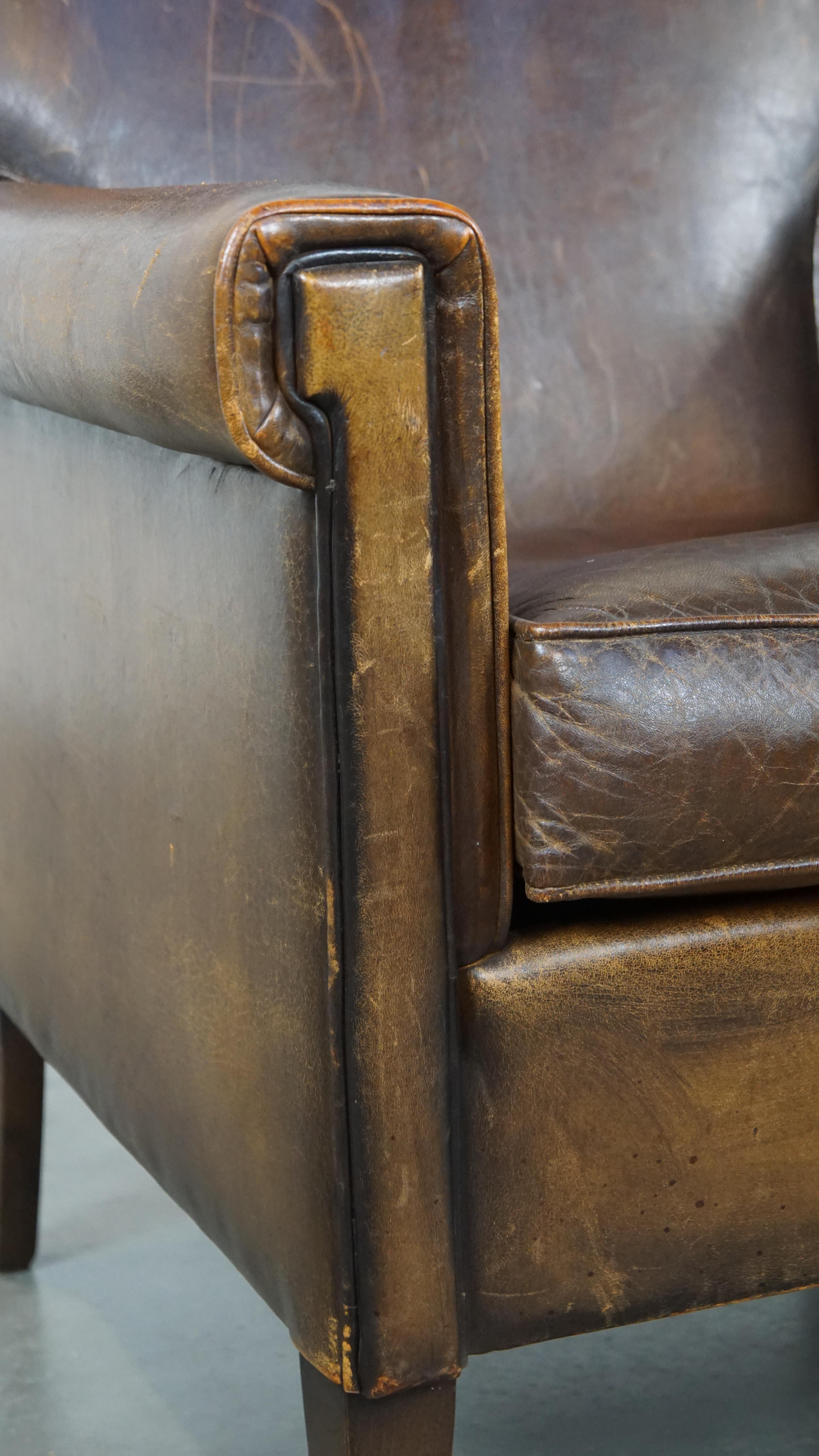Fauteuil en cuir de mouton avec beaucoup de caractère et une touche de design Art déco en vente 4