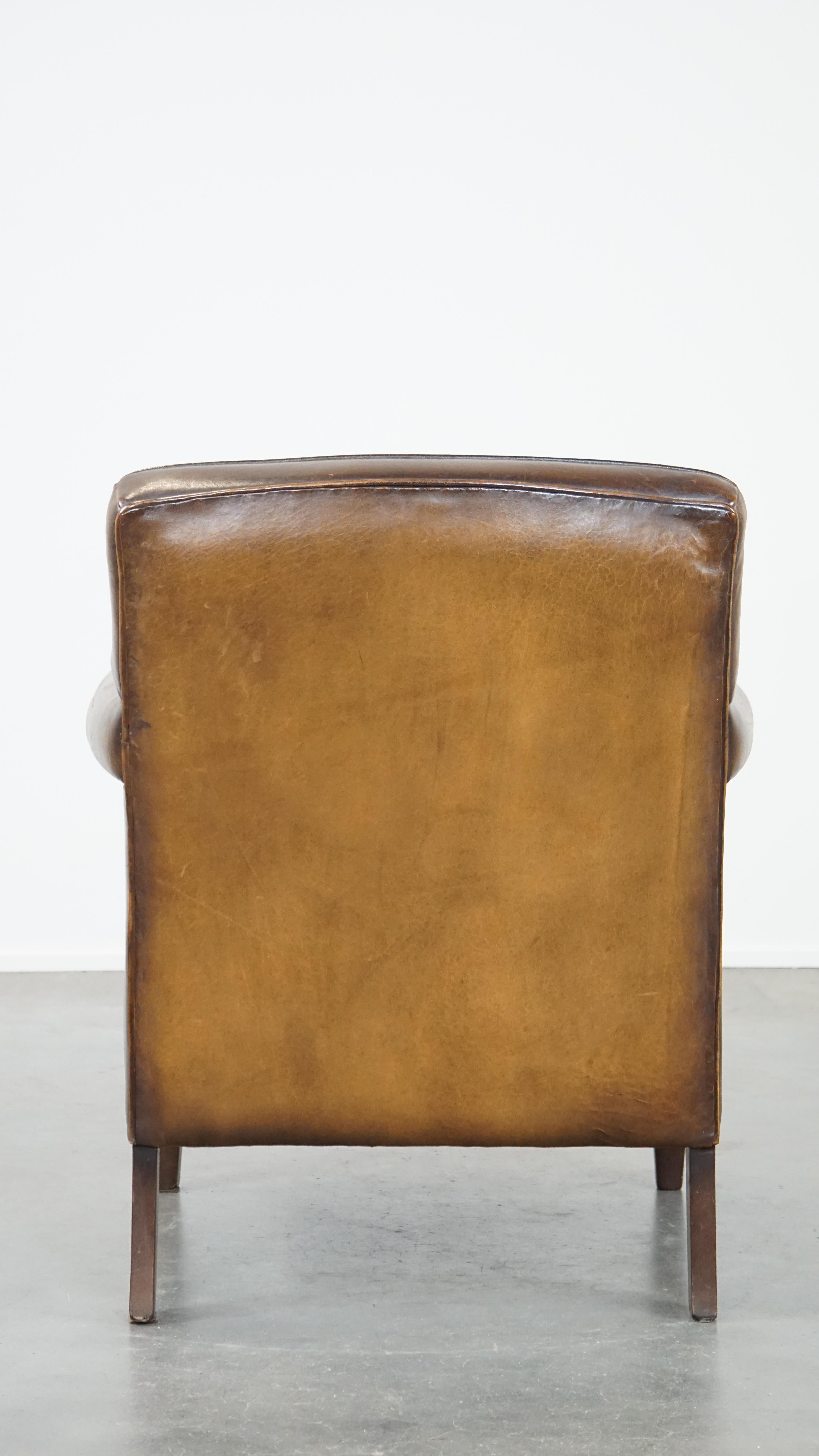 Fauteuil en cuir de mouton avec beaucoup de caractère et une touche de design Art déco Bon état - En vente à Harderwijk, NL