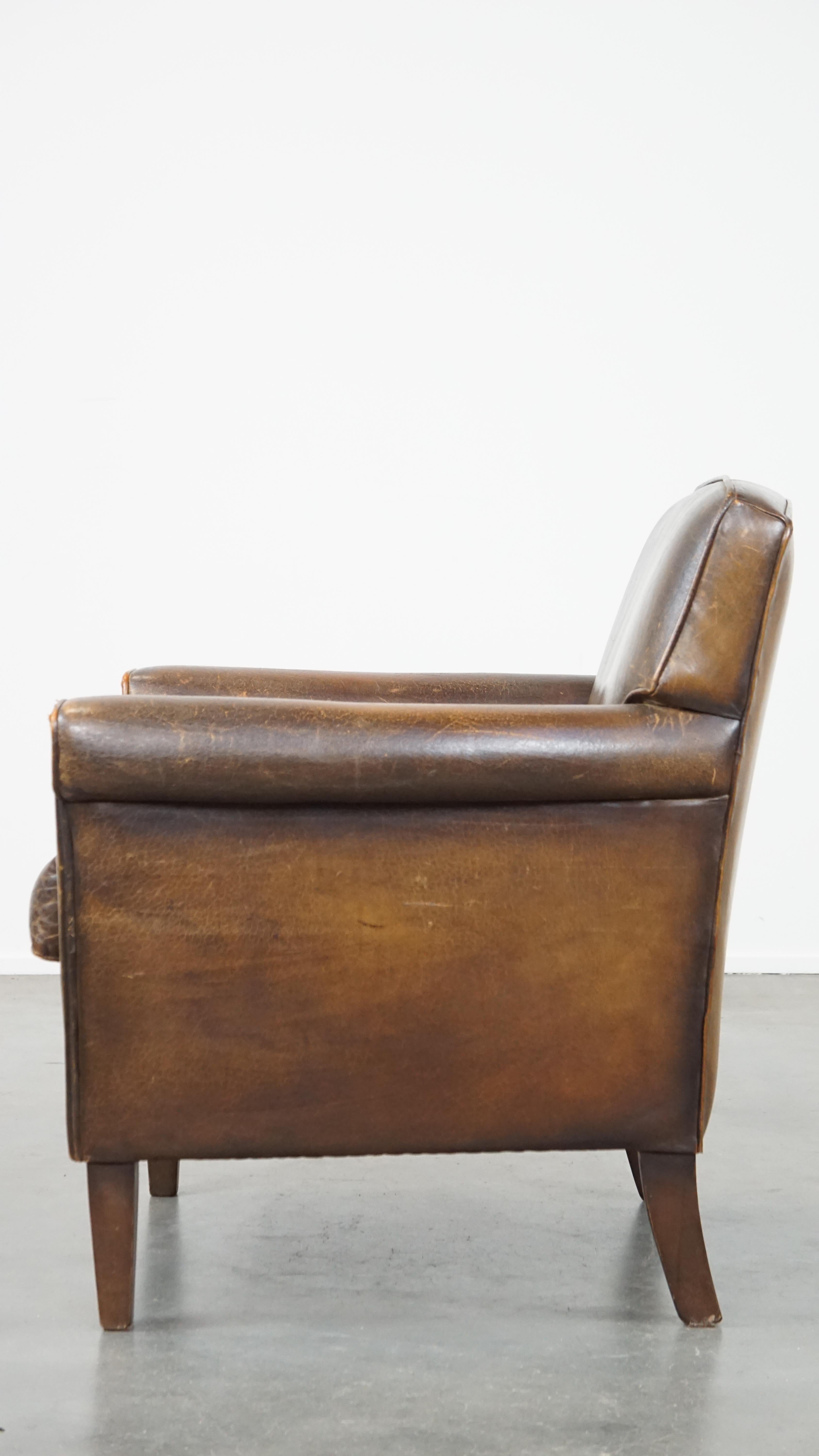 20ième siècle Fauteuil en cuir de mouton avec beaucoup de caractère et une touche de design Art déco en vente