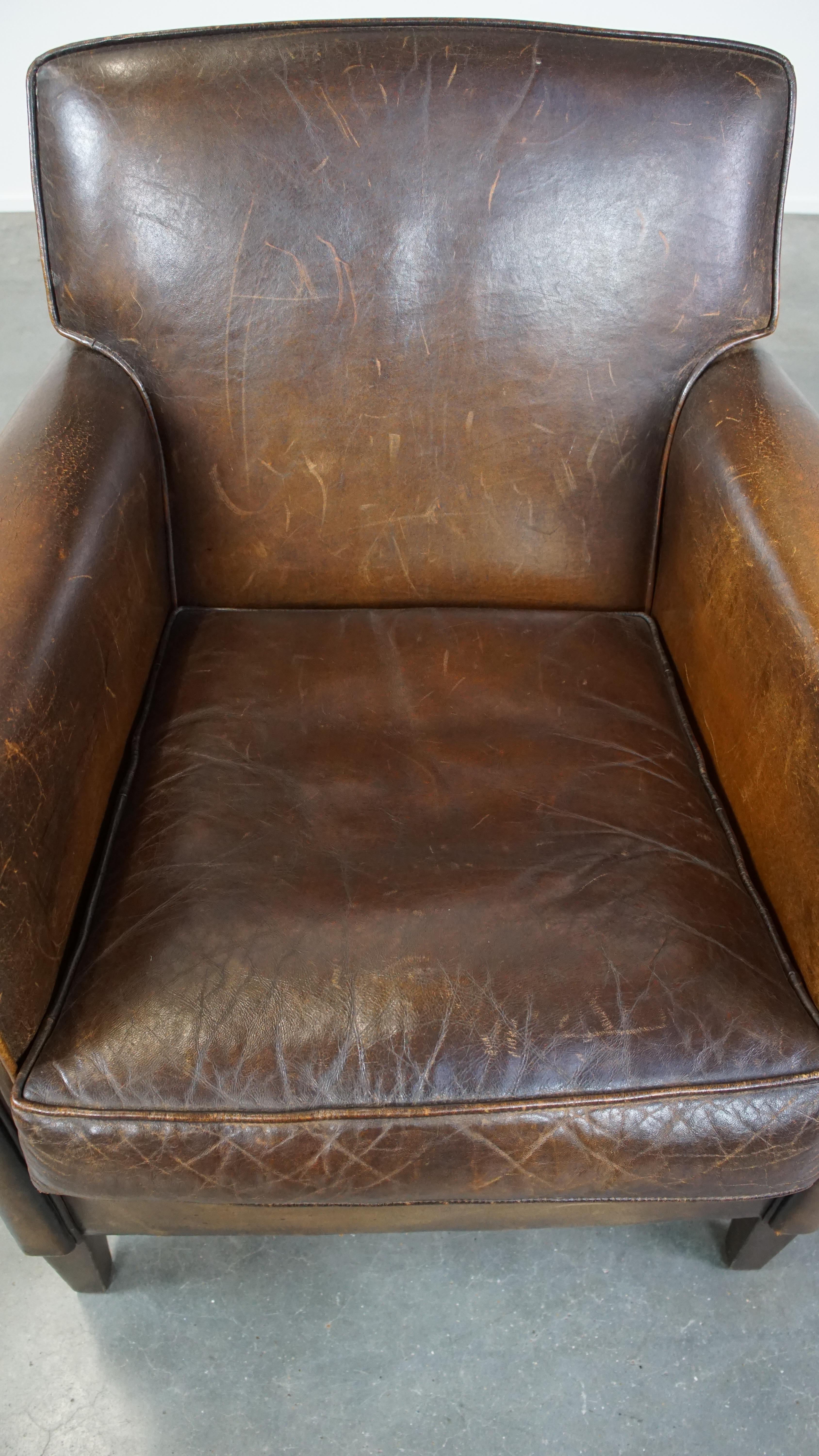Cuir Fauteuil en cuir de mouton avec beaucoup de caractère et une touche de design Art déco en vente