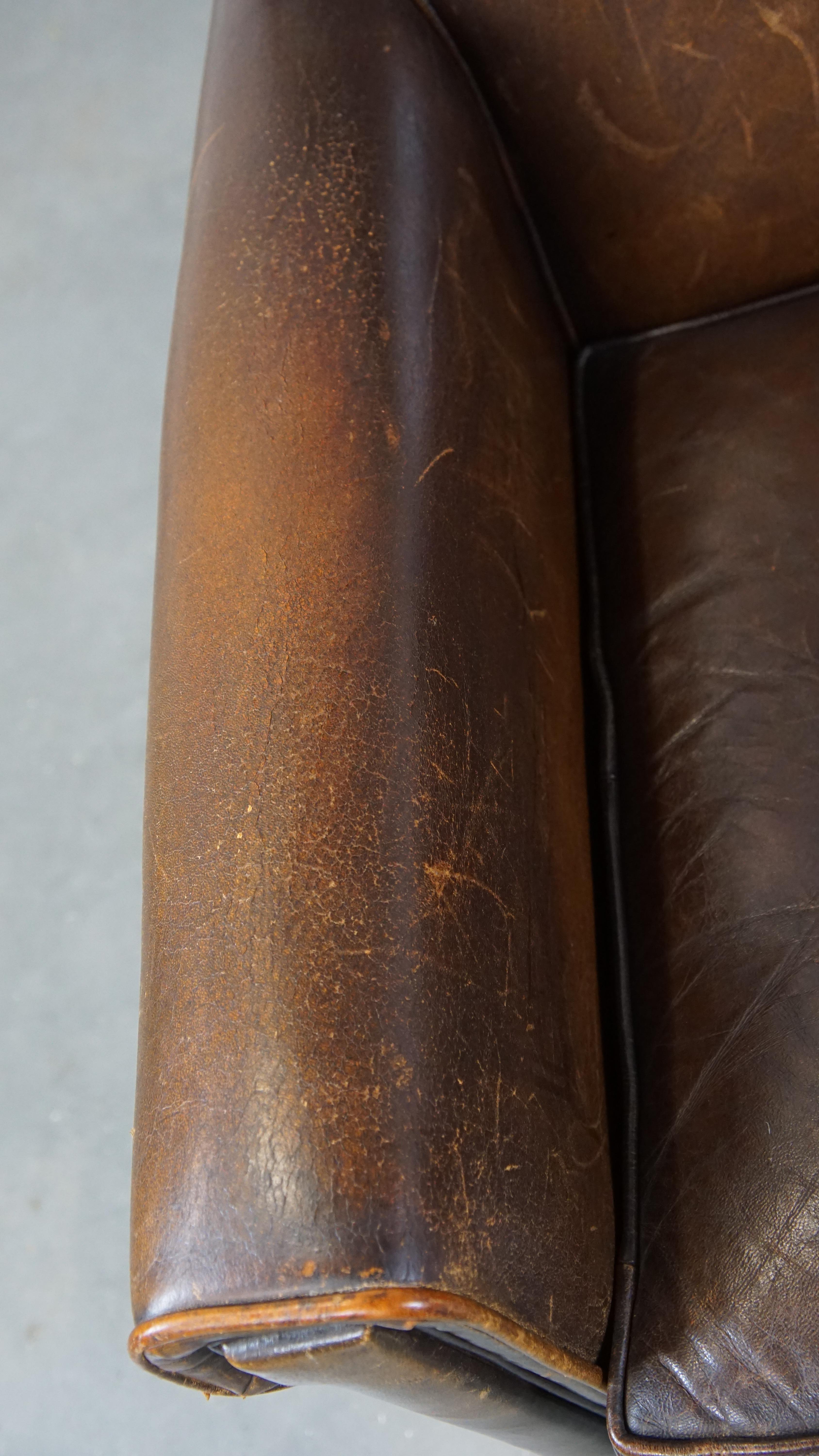Fauteuil en cuir de mouton avec beaucoup de caractère et une touche de design Art déco en vente 1
