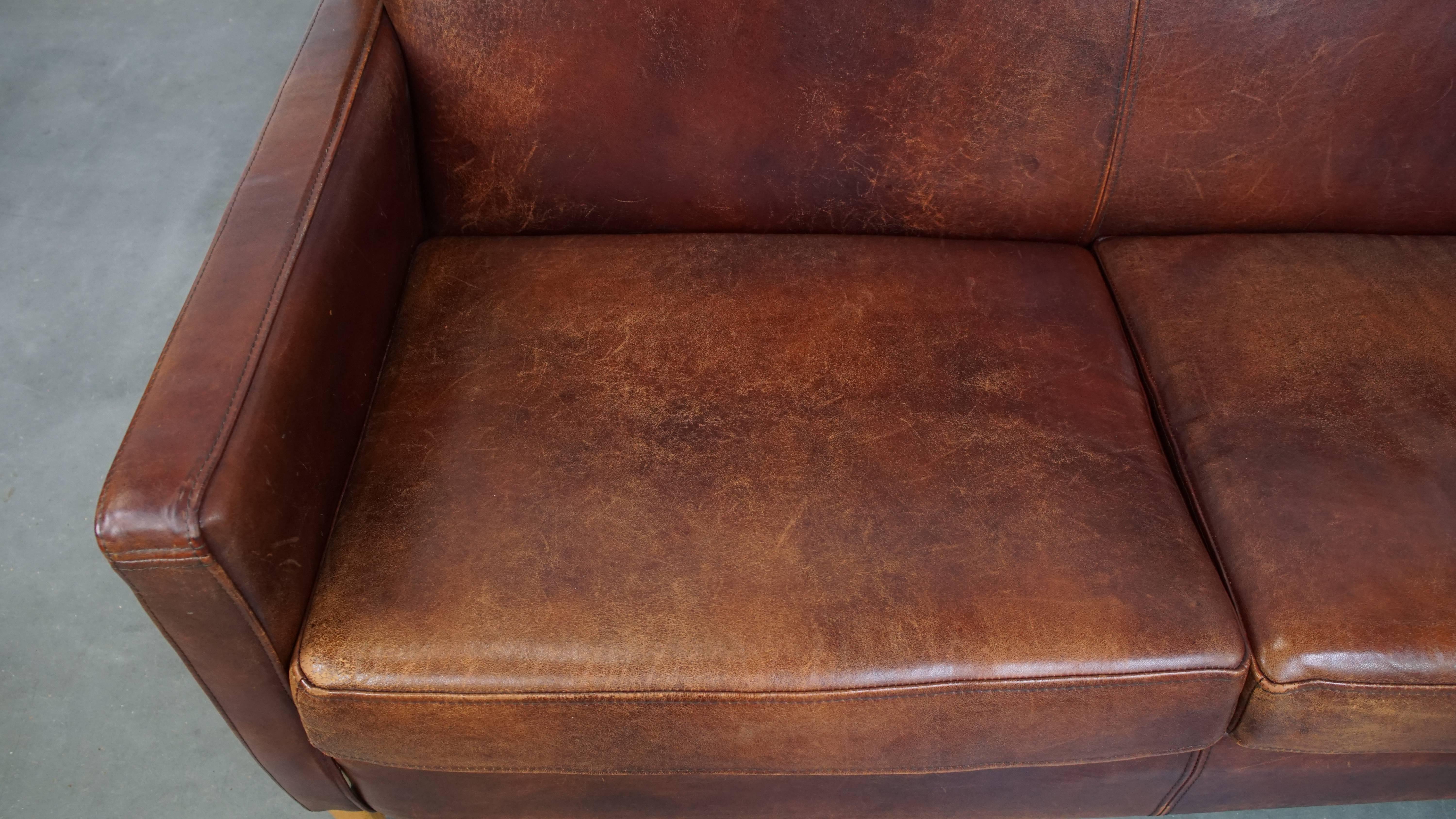Schafsleder Art Deco Design 2-Sitzer-Sofa mit Holzdetails und Schafsleder im Zustand „Gut“ im Angebot in Harderwijk, NL