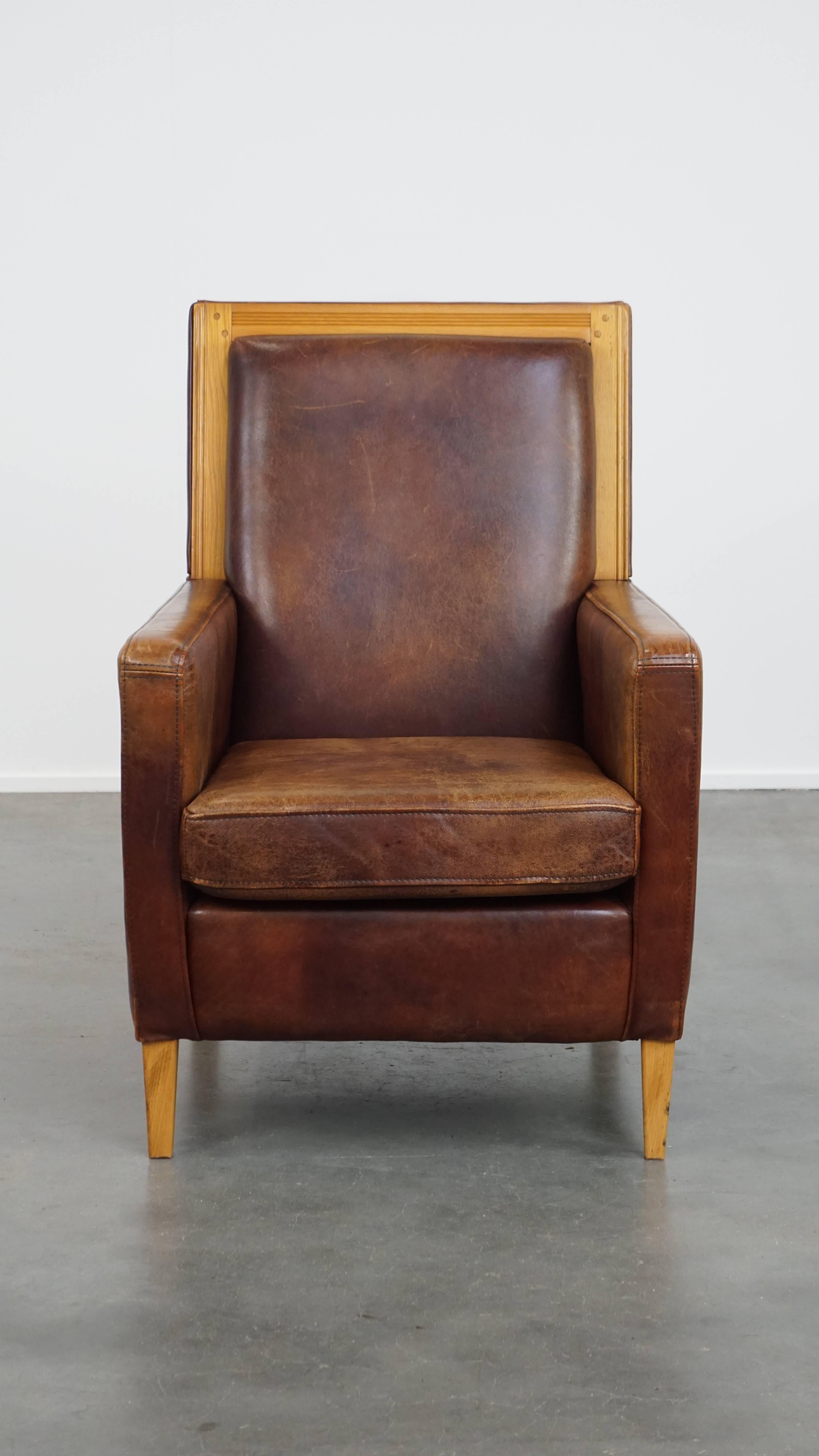 Qui viene offerta questa bellissima e comoda poltrona in pelle di pecora dal design Art Déco e dal colore sorprendente.

Questa elegante e comoda poltrona in pelle di pecora, grazie anche al suo intramontabile design Art Déco, emana un fascino