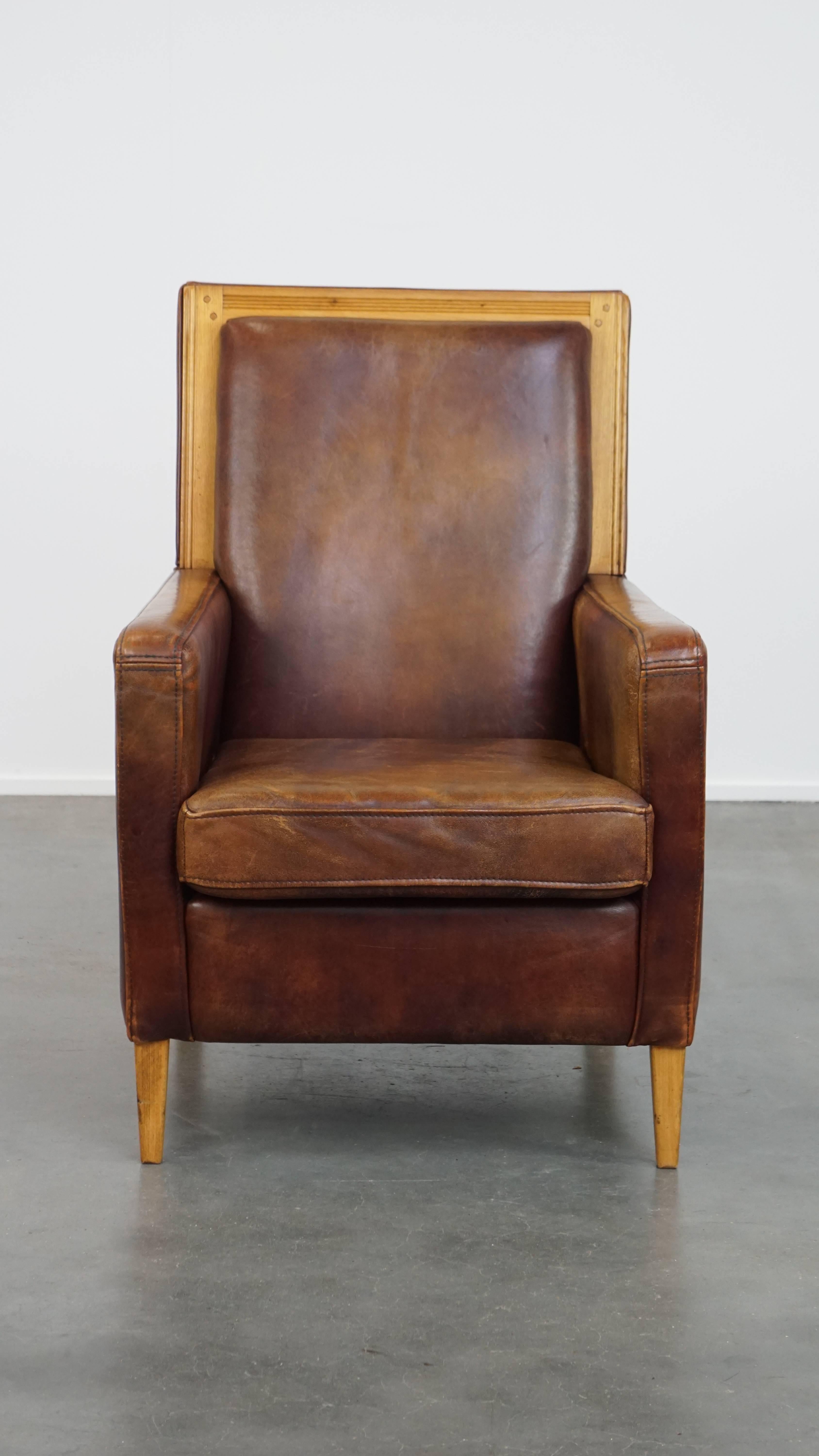 Angeboten wird dieser bequeme Schafsledersessel im Art-Déco-Design mit luxuriösem Aussehen. 

Dieser stilvolle und bequeme Sessel mit seinem zeitlosen Art-Déco-Design strahlt Eleganz und Raffinesse aus.

Im Laufe der Jahre hat es durch den richtigen