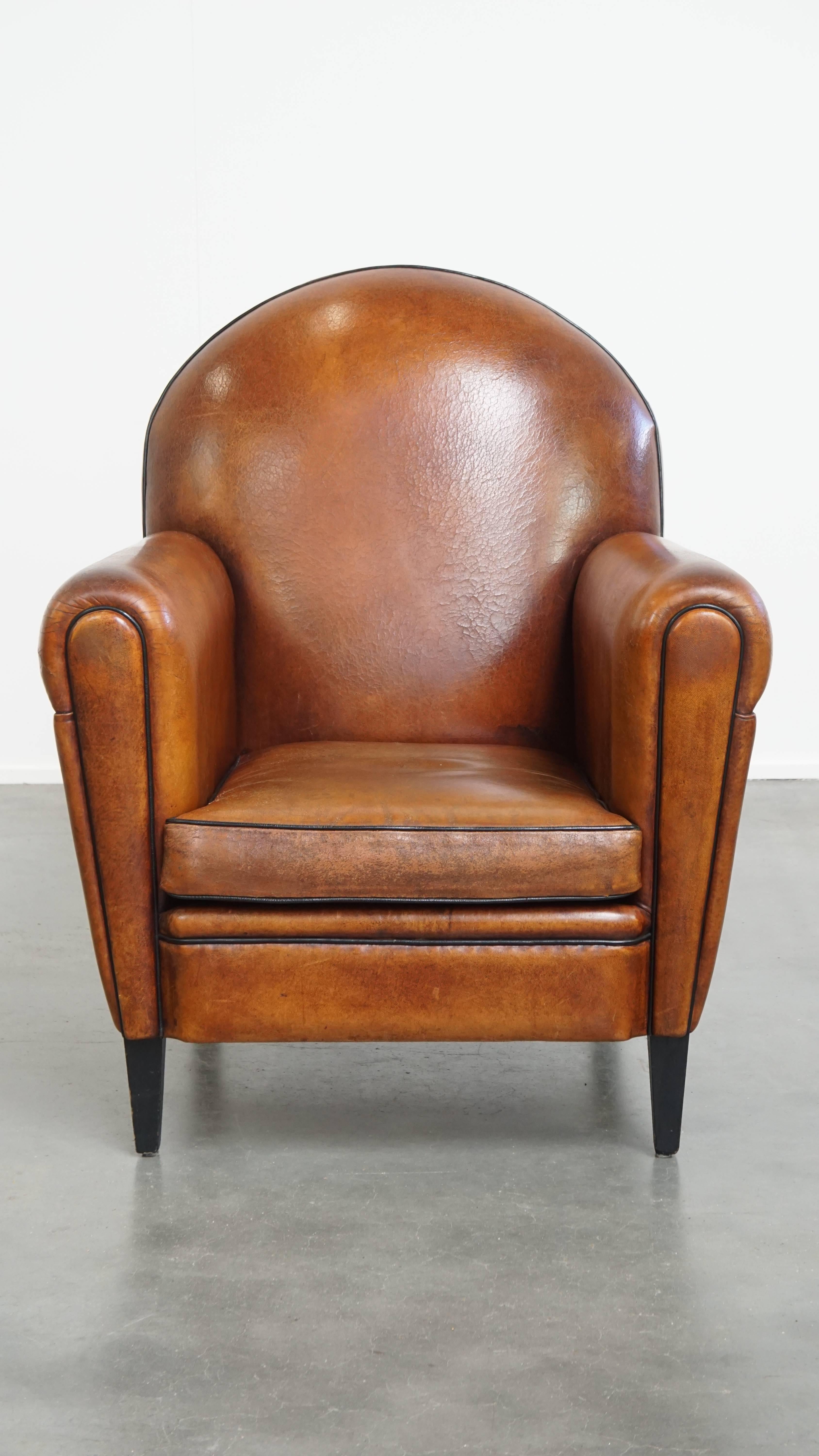 In offerta c'è questa comoda poltrona in pelle di pecora in stile Art Déco con una bella patina. 

Nel corso degli anni, questa splendida poltrona Art Déco ha sviluppato una ricca patina e un aspetto caratteristico. Presenta dettagli raffinati con