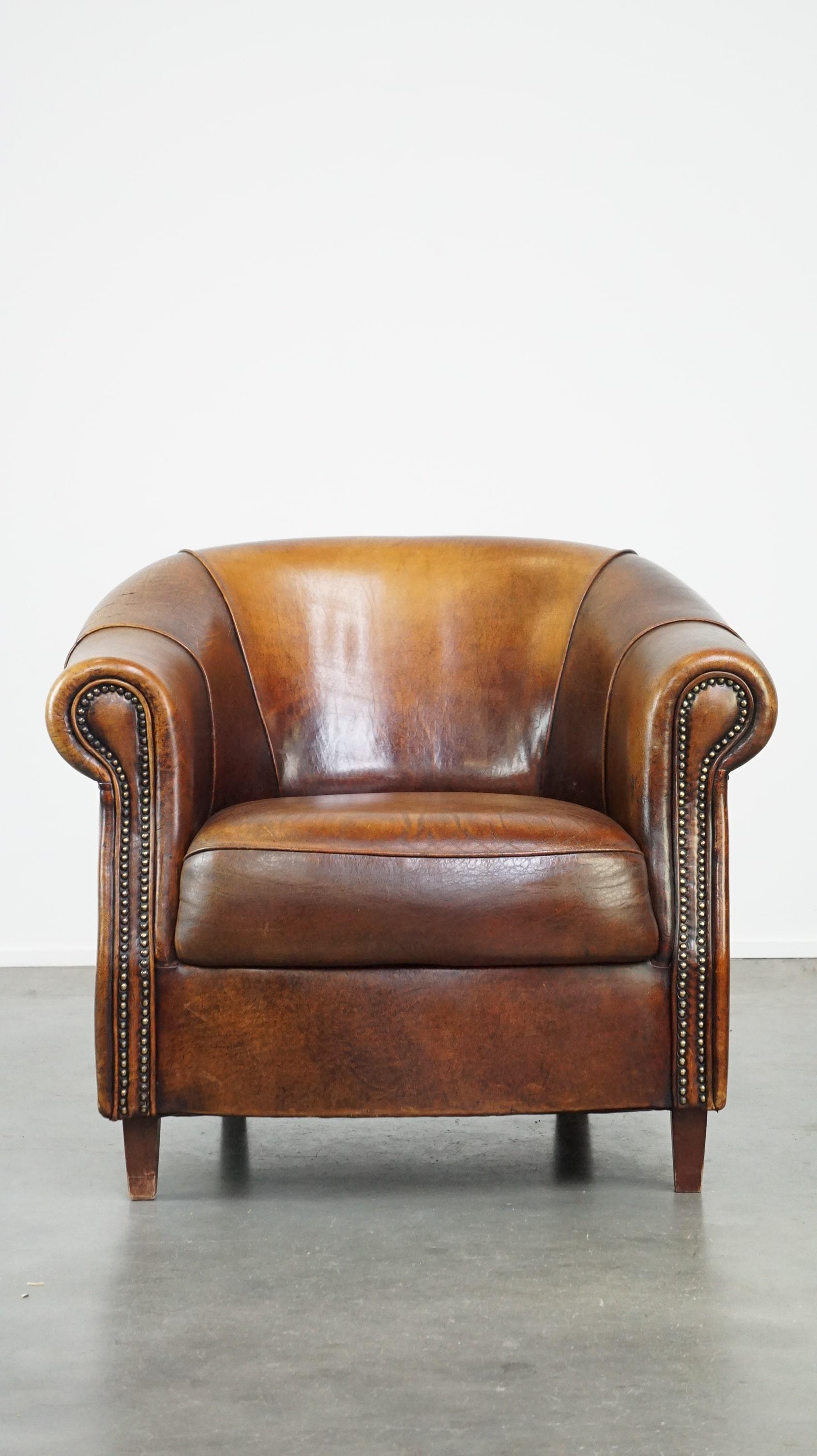 Offered: this beautiful sheepskin leather club armchair with stunning colors and comfortable seating.

This delightful sheepskin leather club armchair is sure to delight enthusiasts. From new, it already boasts a wonderful color and a very nice