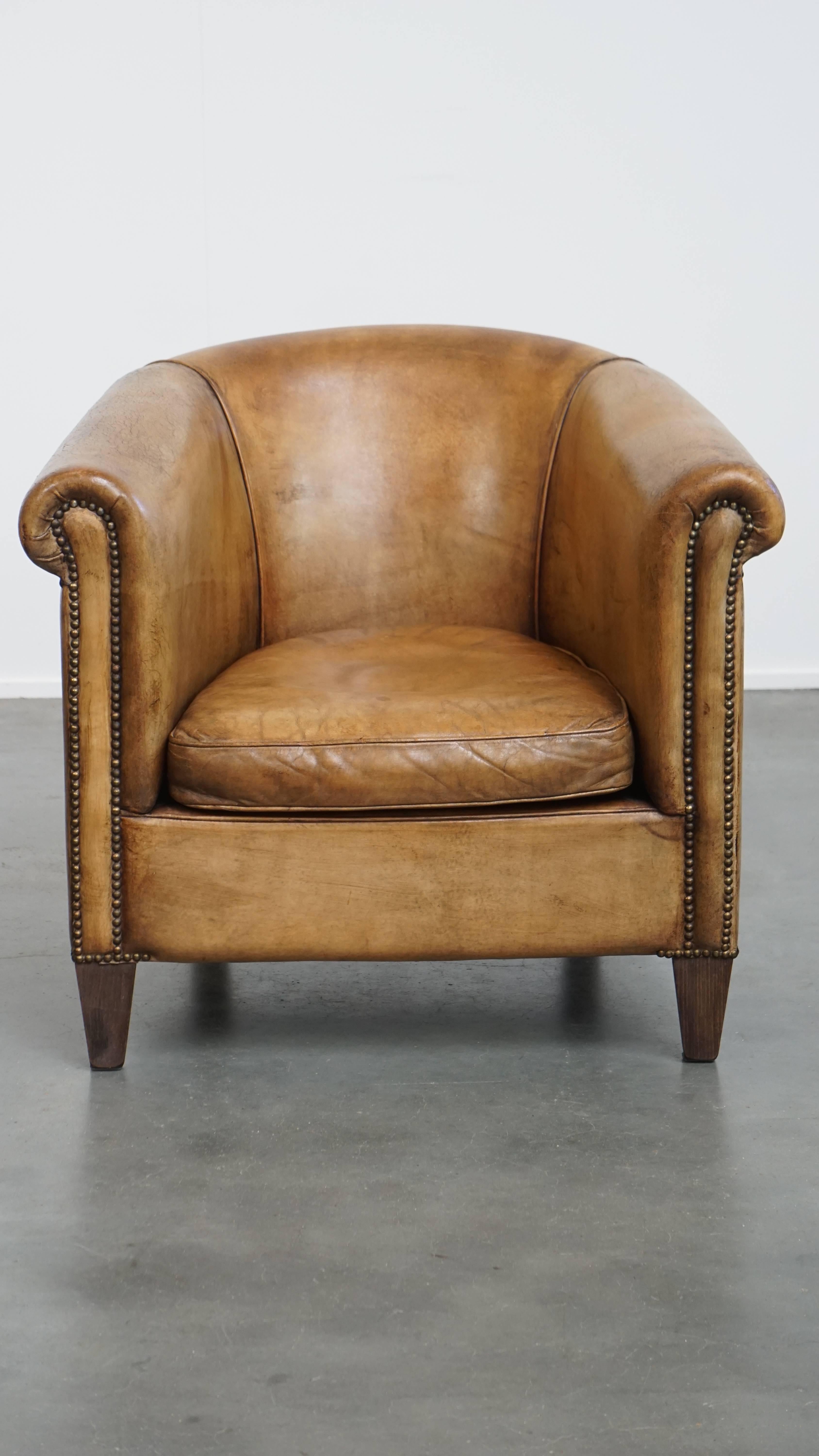 Offered here is this stylish sheepskin leather club chair with a timeless design by Nico van Oorschot, featuring beautiful colors.

This club chair was designed by Nico van Oorschot and is made of high-quality sheepskin leather. It exudes character