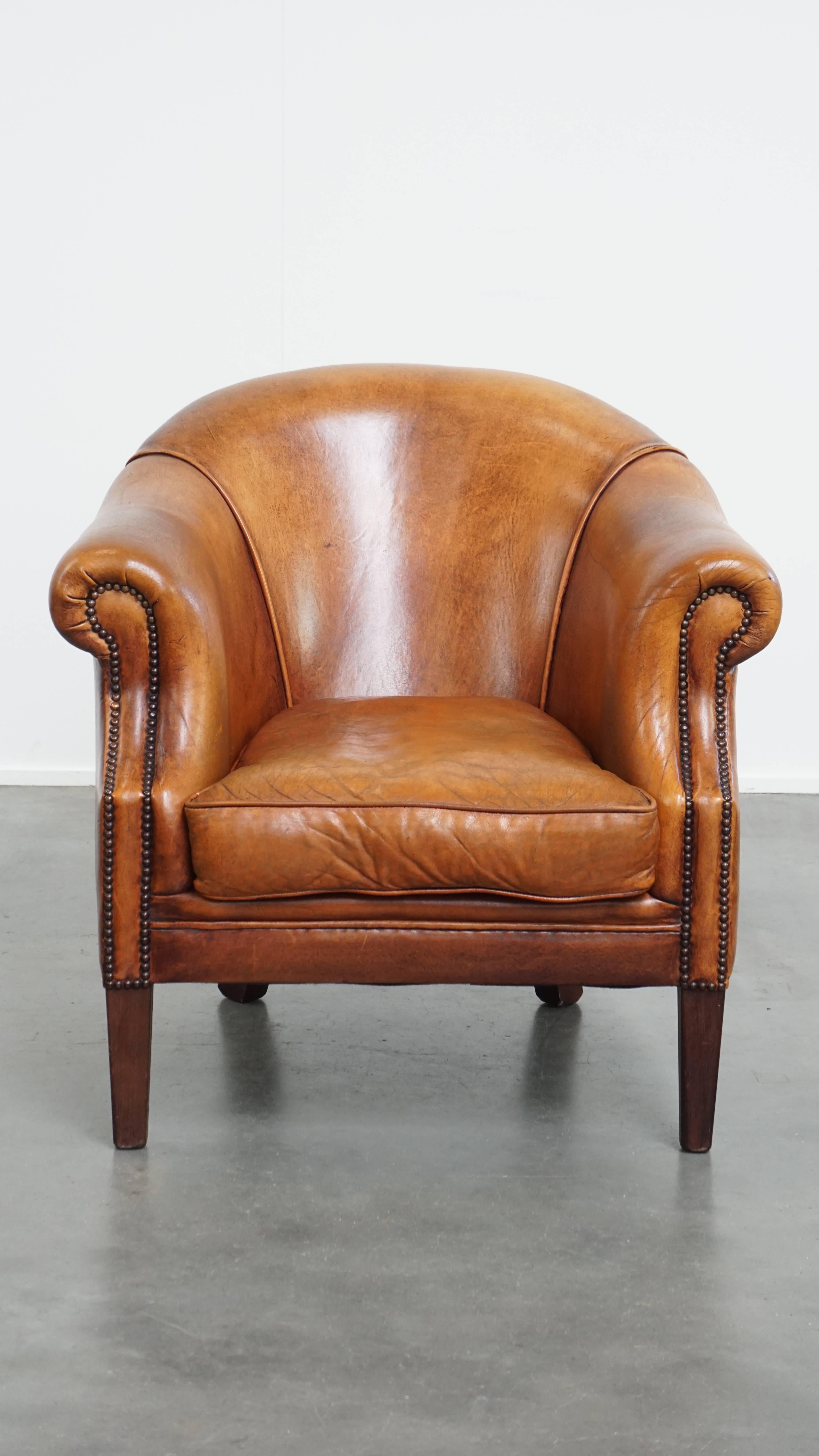 Nous vous proposons ce charmant et confortable fauteuil club en cuir de mouton avec de belles couleurs. Une excellente opportunité non seulement pour quelqu'un qui cherche un fauteuil club en cuir de mouton pour la maison, mais aussi pour