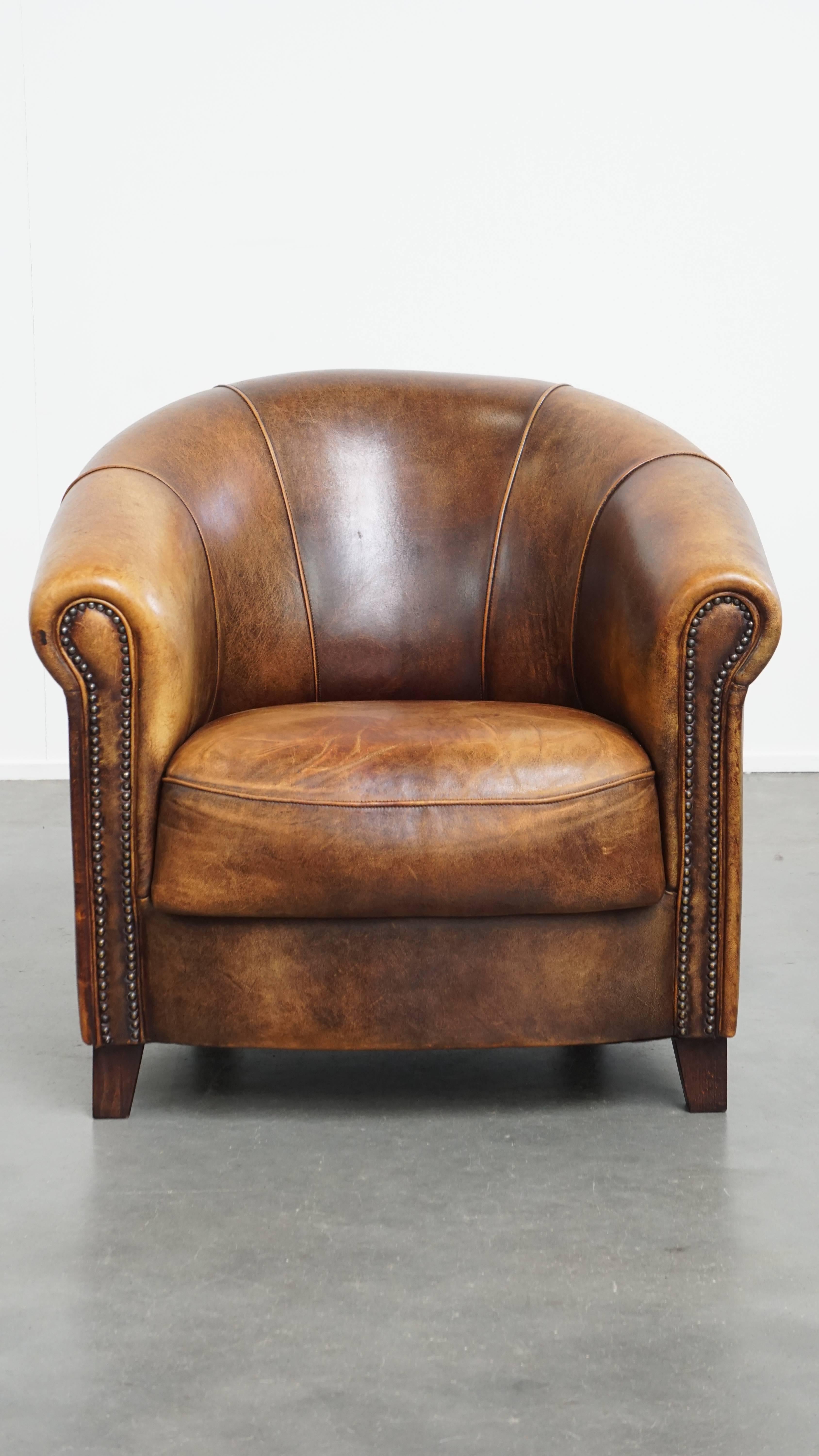Ce fauteuil club en cuir de mouton, unique et intemporel, est doté d'une superbe patine. Ce charmant fauteuil s'intègre sans effort dans presque tous les intérieurs. Grâce à un usage soigneux, il a acquis une belle patine qui ajoute à son caractère.
