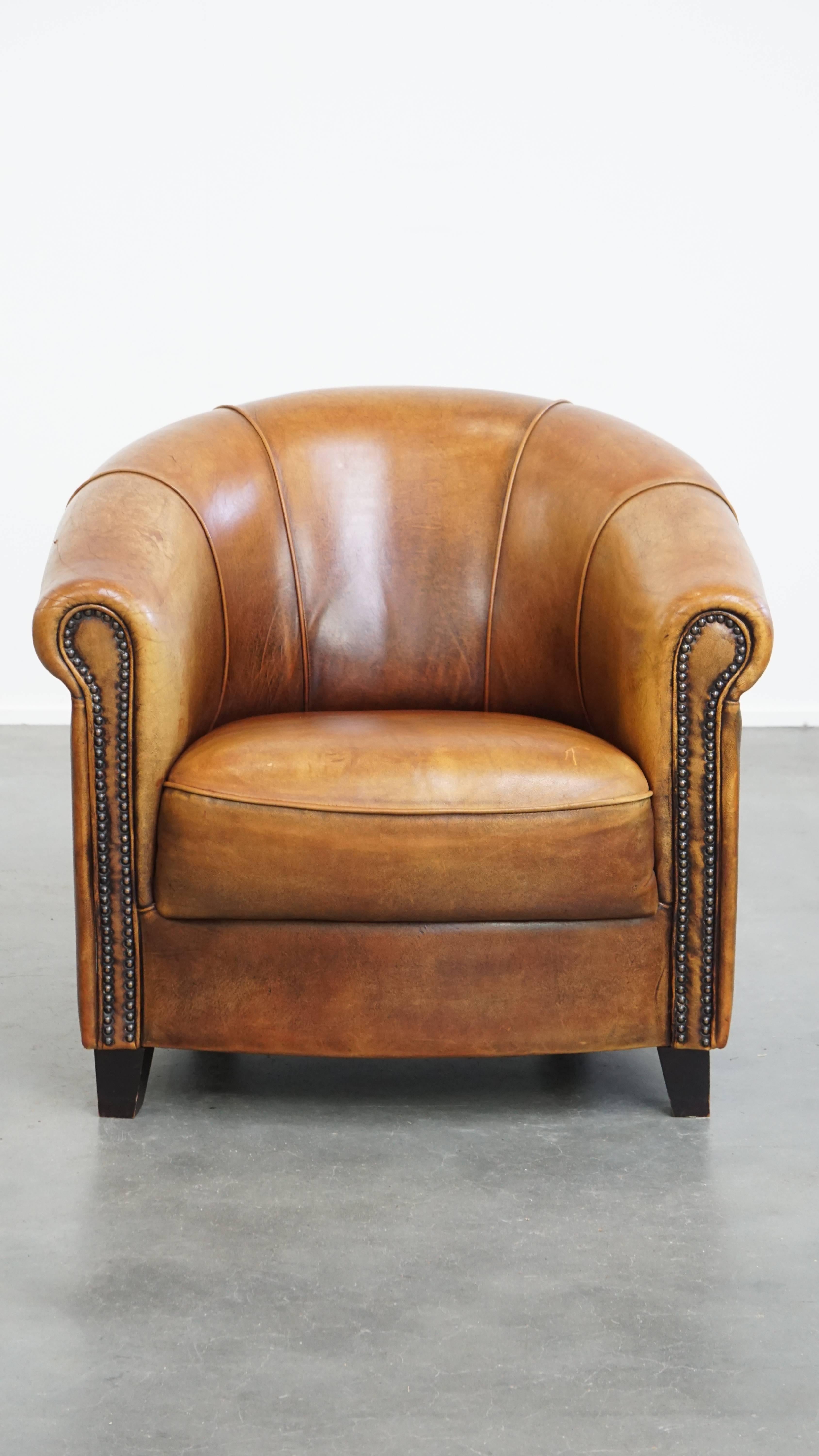 La poltrona club in pelle di pecora, classica e senza tempo, è dotata di una comoda seduta e di una finitura decorativa con borchie. Questa affascinante poltrona può essere inserita senza problemi in quasi tutti gli interni.

Grazie all'uso attento,