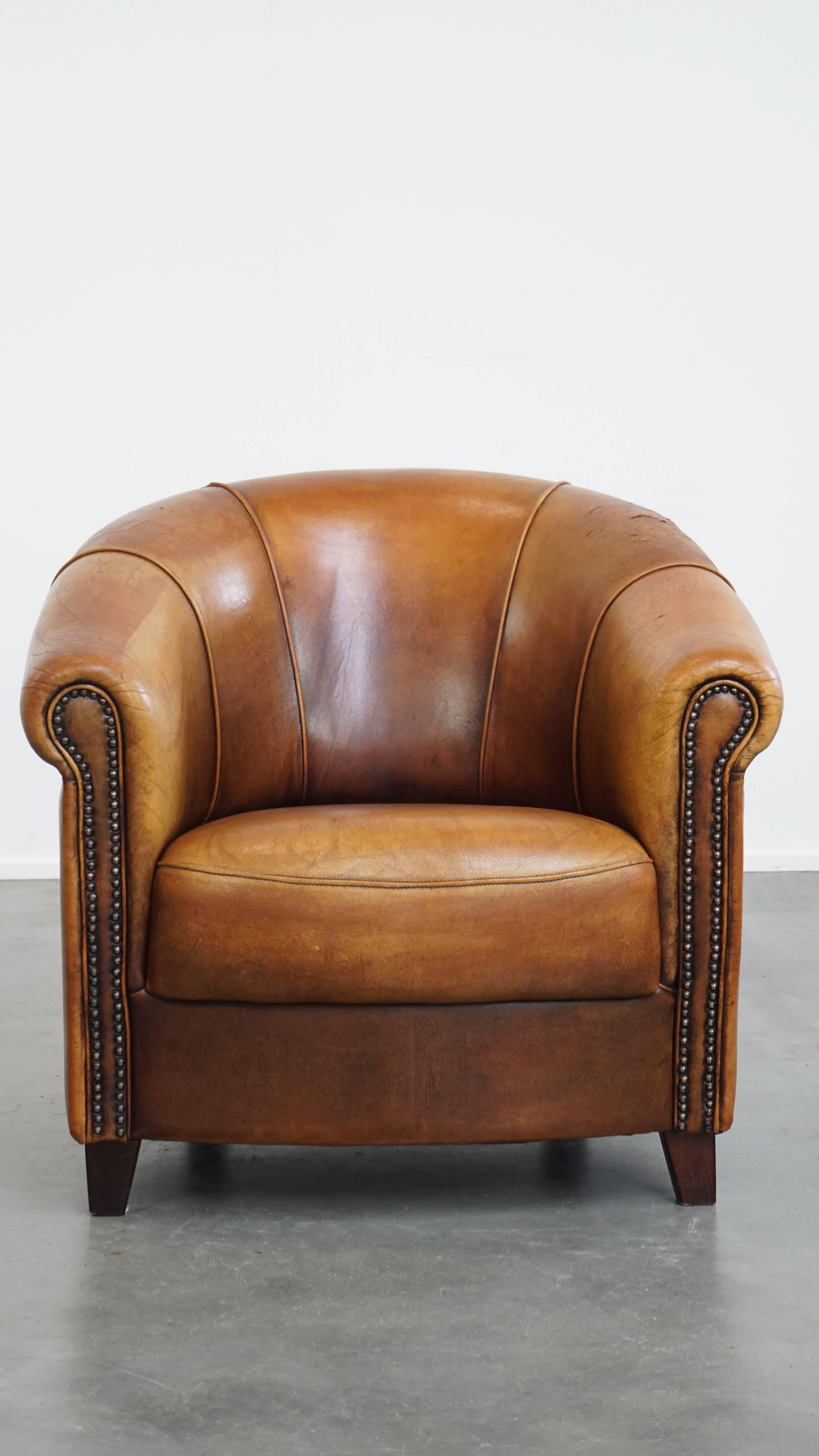 Questa poltrona club in pelle di pecora, classica e confortevole, è rifinita con borchie decorative. Questa elegante poltrona può essere inserita senza problemi in quasi tutti gli interni.

Grazie all'uso responsabile, ha sviluppato una bella patina