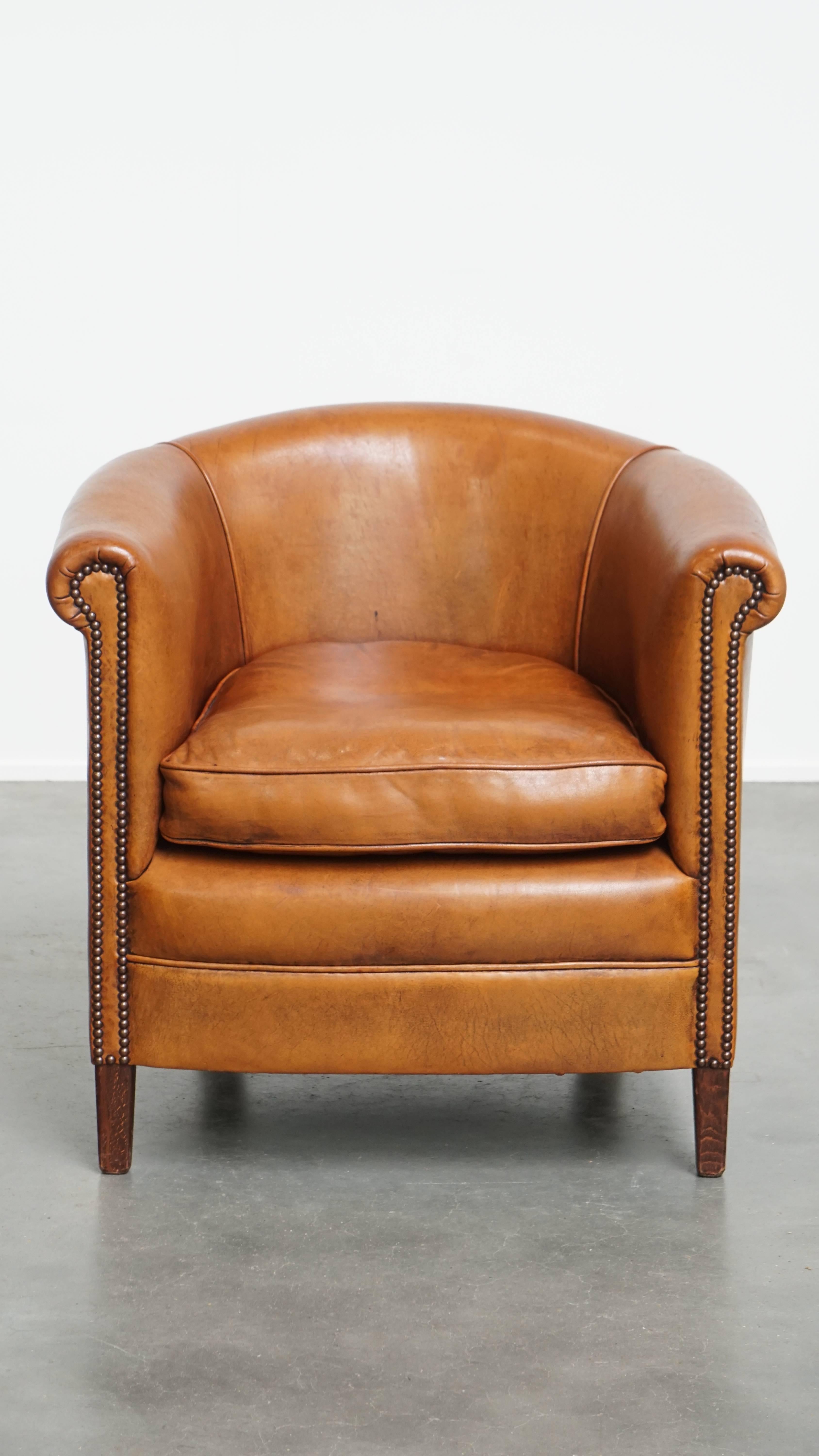 In offerta c'è questa bellissima e comoda poltrona club in pelle di pecora con un'incantevole patina. Non solo è l'ideale per chi cerca una poltrona da club a casa, ma è anche una grande opportunità per gli spazi dell'ospitalità o
