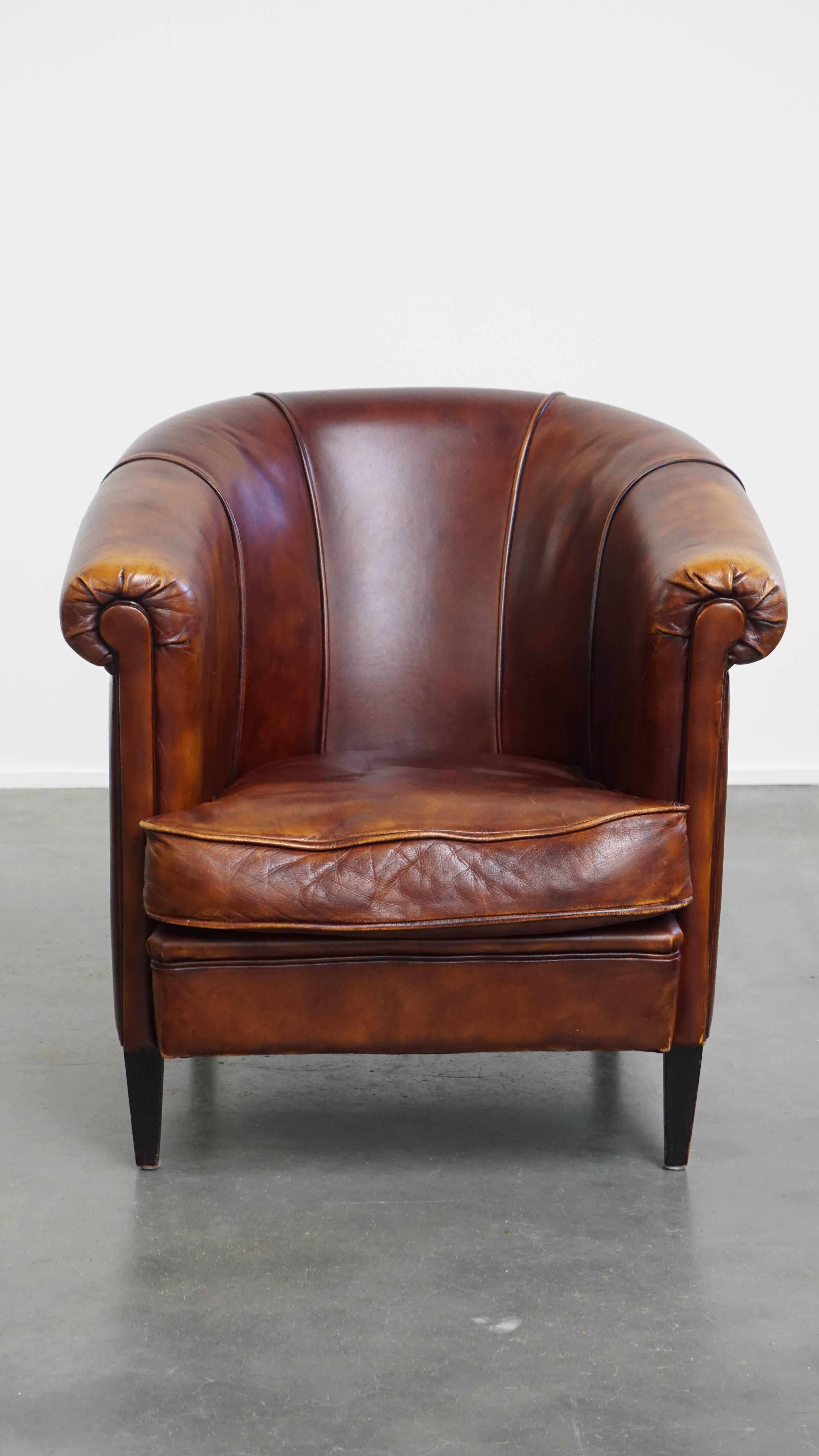Angeboten wird hier dieser charmante und bequeme Clubsessel aus Leder im englischen Stil mit einer schönen Farbgebung. Dieser Lederclubsessel lässt sich problemlos in fast jedes Interieur einfügen und sollte unserer Meinung nach auch in Ihrem