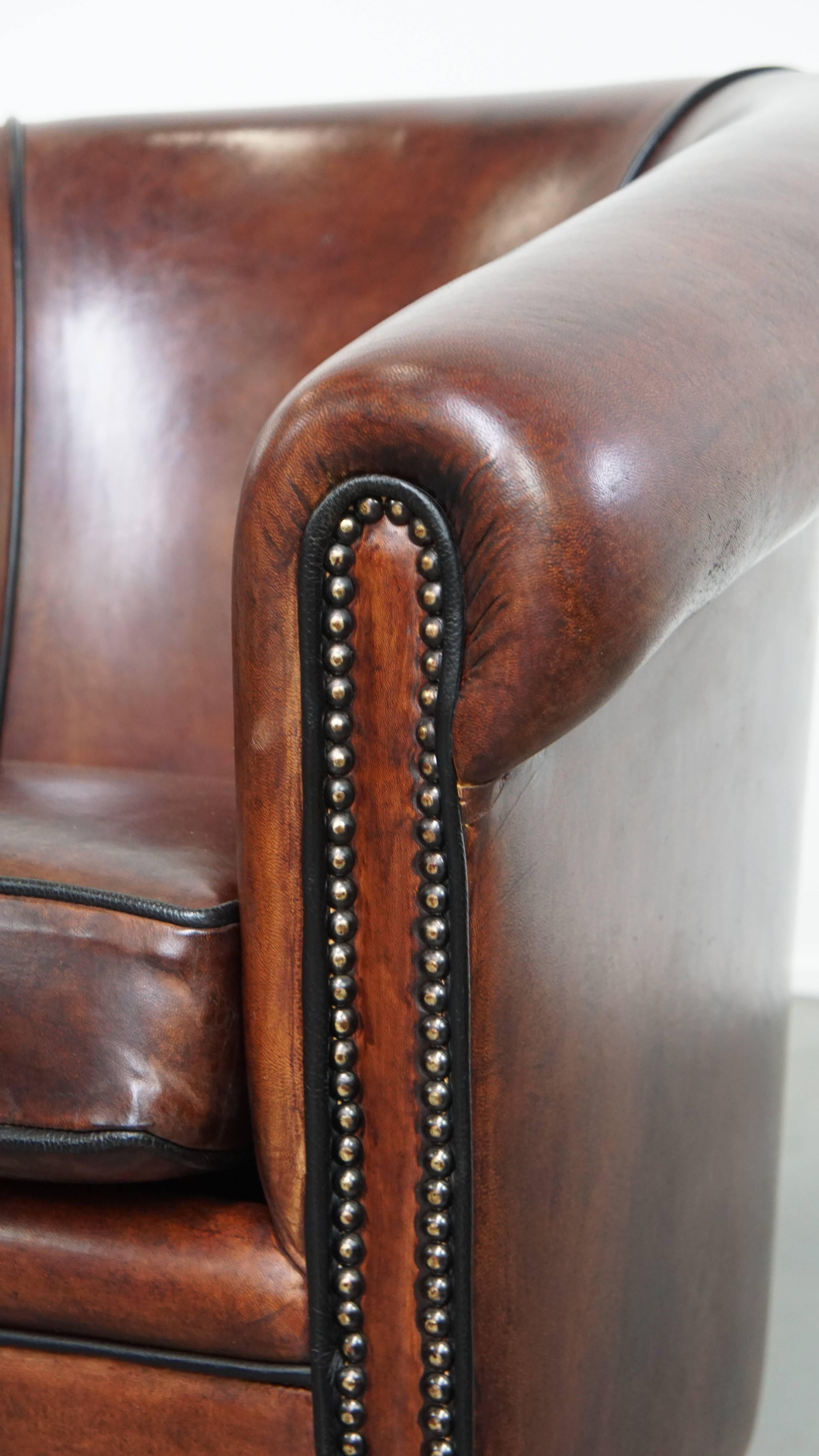 Fauteuil club en cuir de mouton avec passepoil noir en vente 3