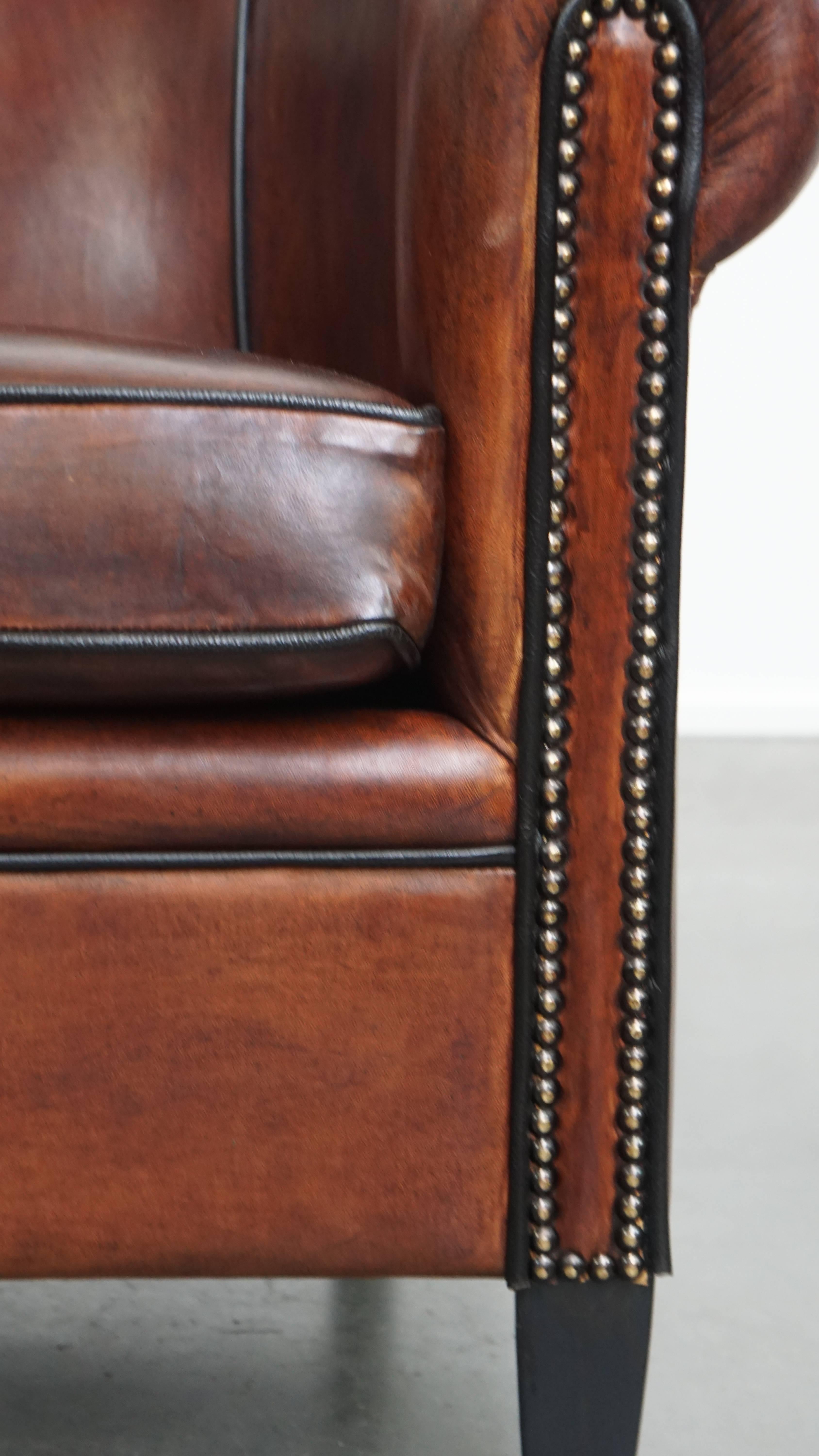 Fauteuil club en cuir de mouton avec passepoil noir en vente 4