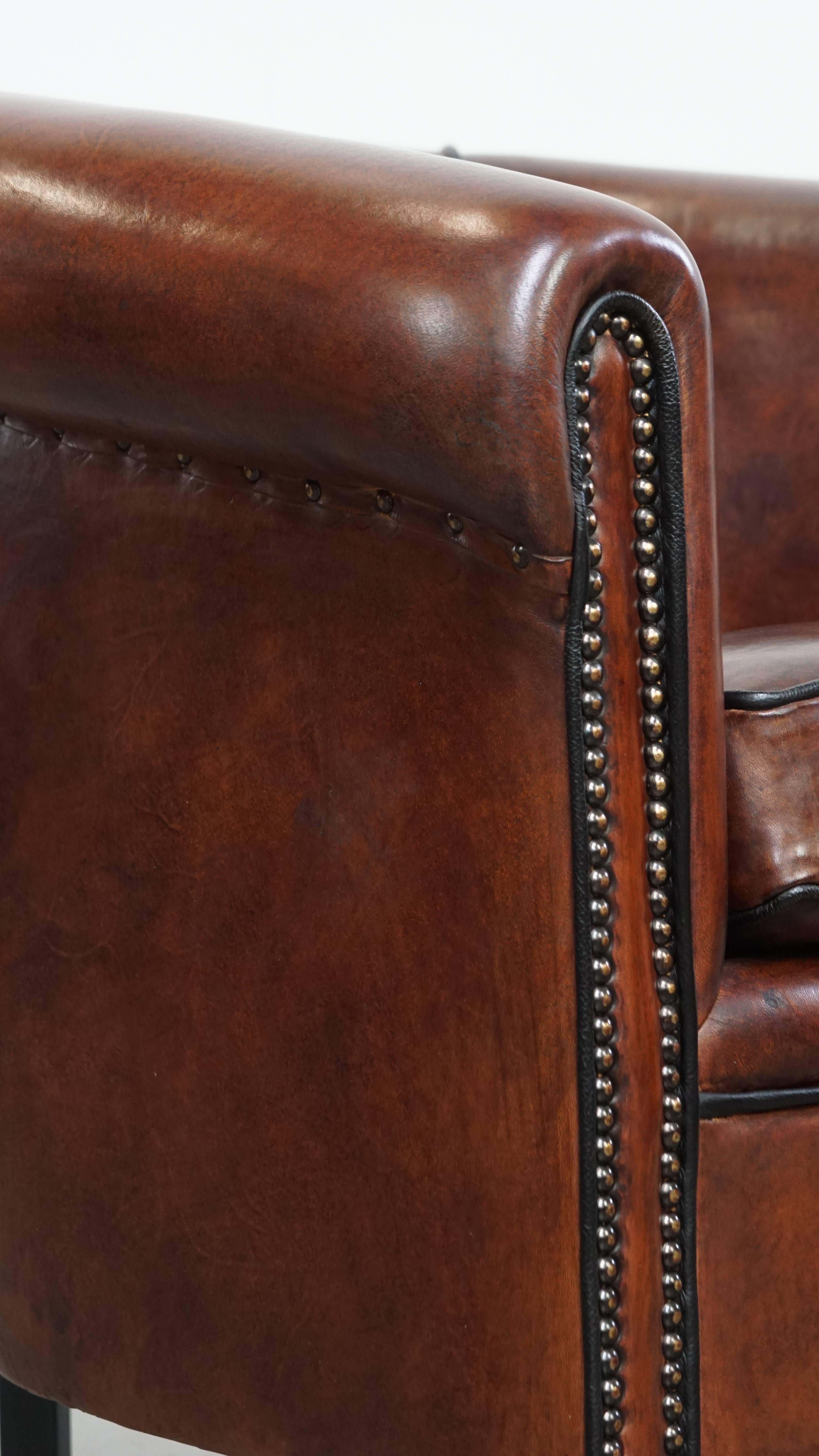 Fauteuil club en cuir de mouton avec passepoil noir en vente 5