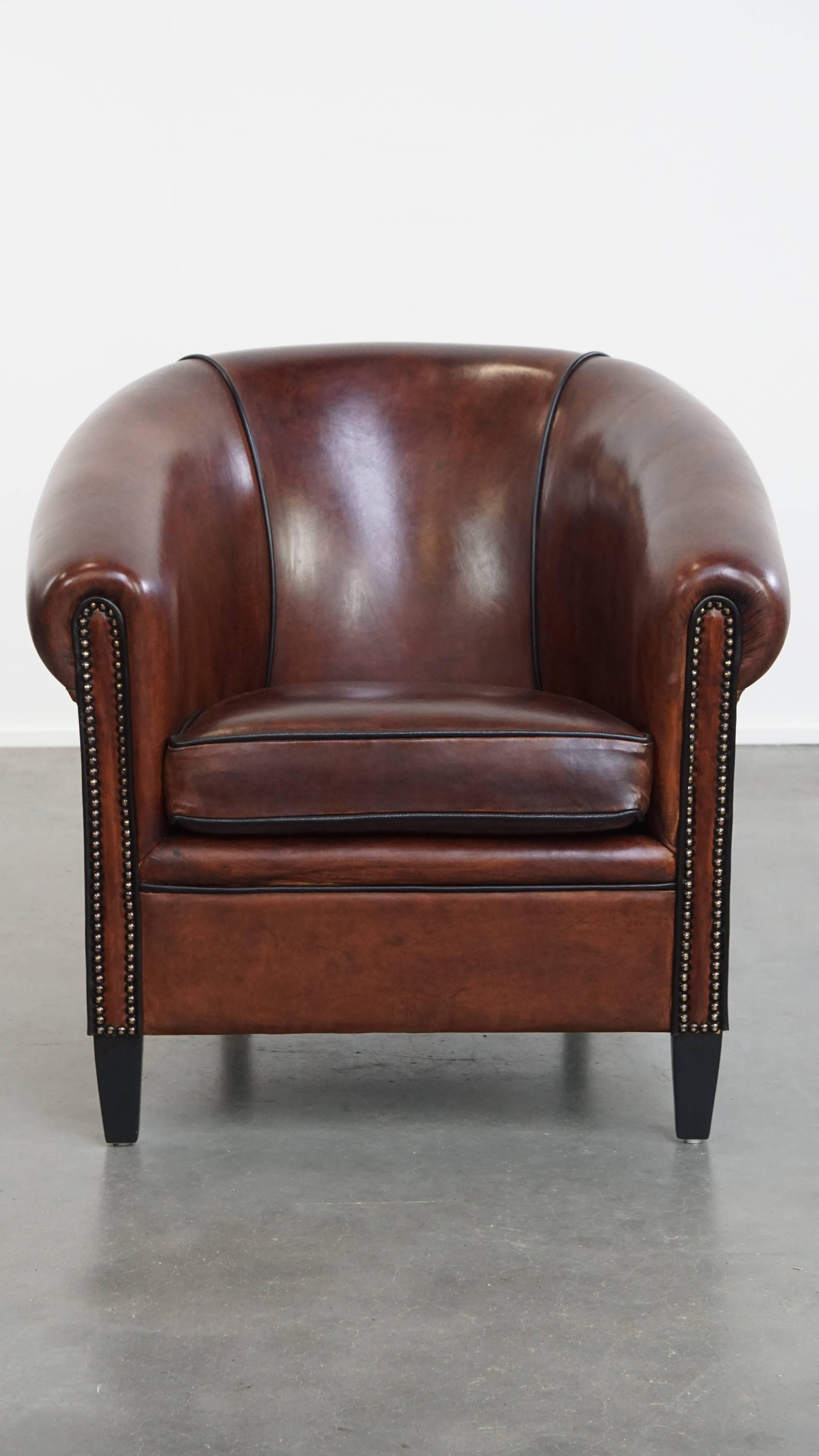 Nous vous proposons cet élégant fauteuil club en cuir de mouton avec passepoil noir, en excellent état. Cet élégant fauteuil club est fabriqué en cuir de mouton et est dans un état superbe - pratiquement impossible à distinguer du neuf.

Il présente