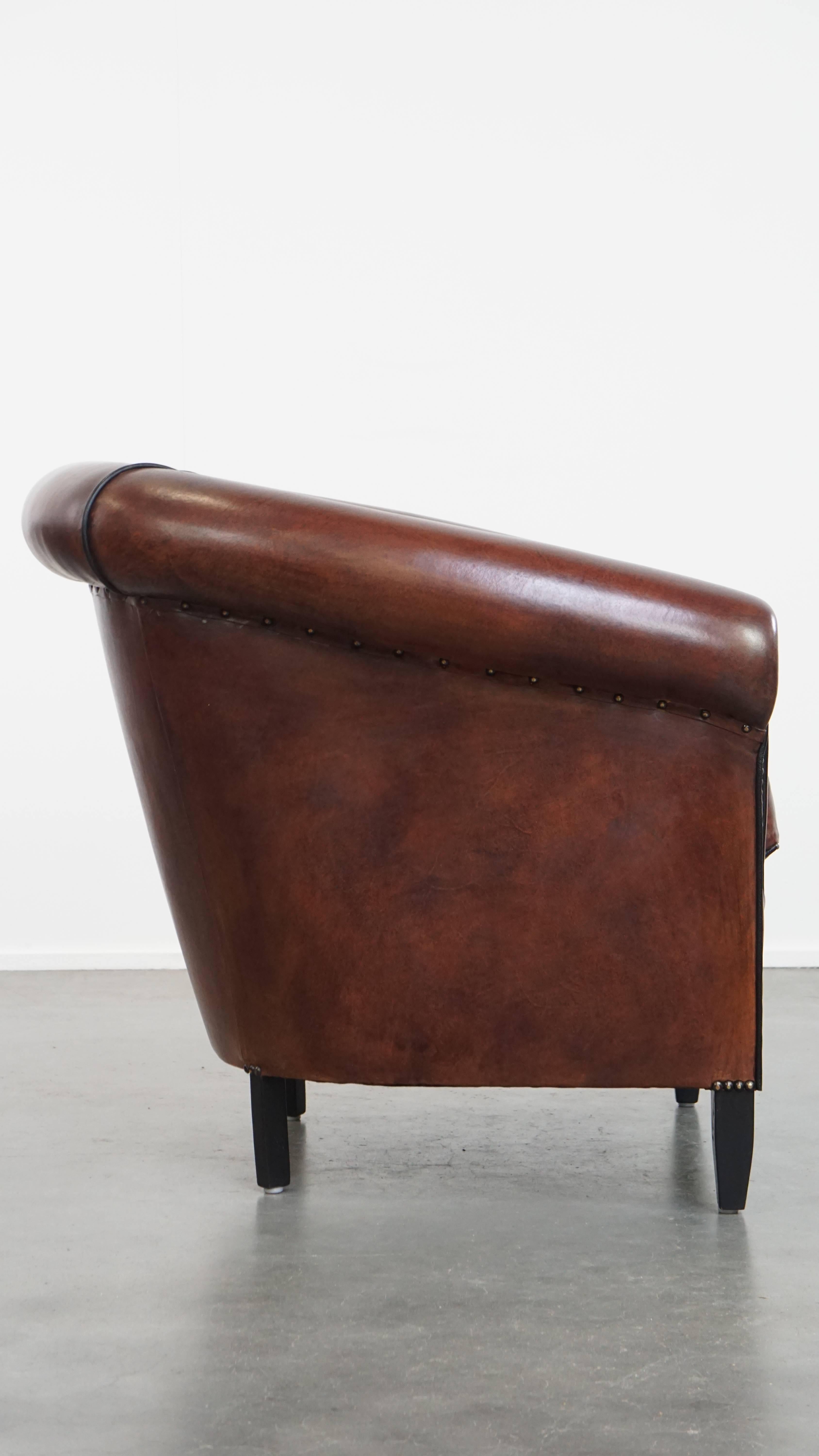 Romain classique Fauteuil club en cuir de mouton avec passepoil noir en vente