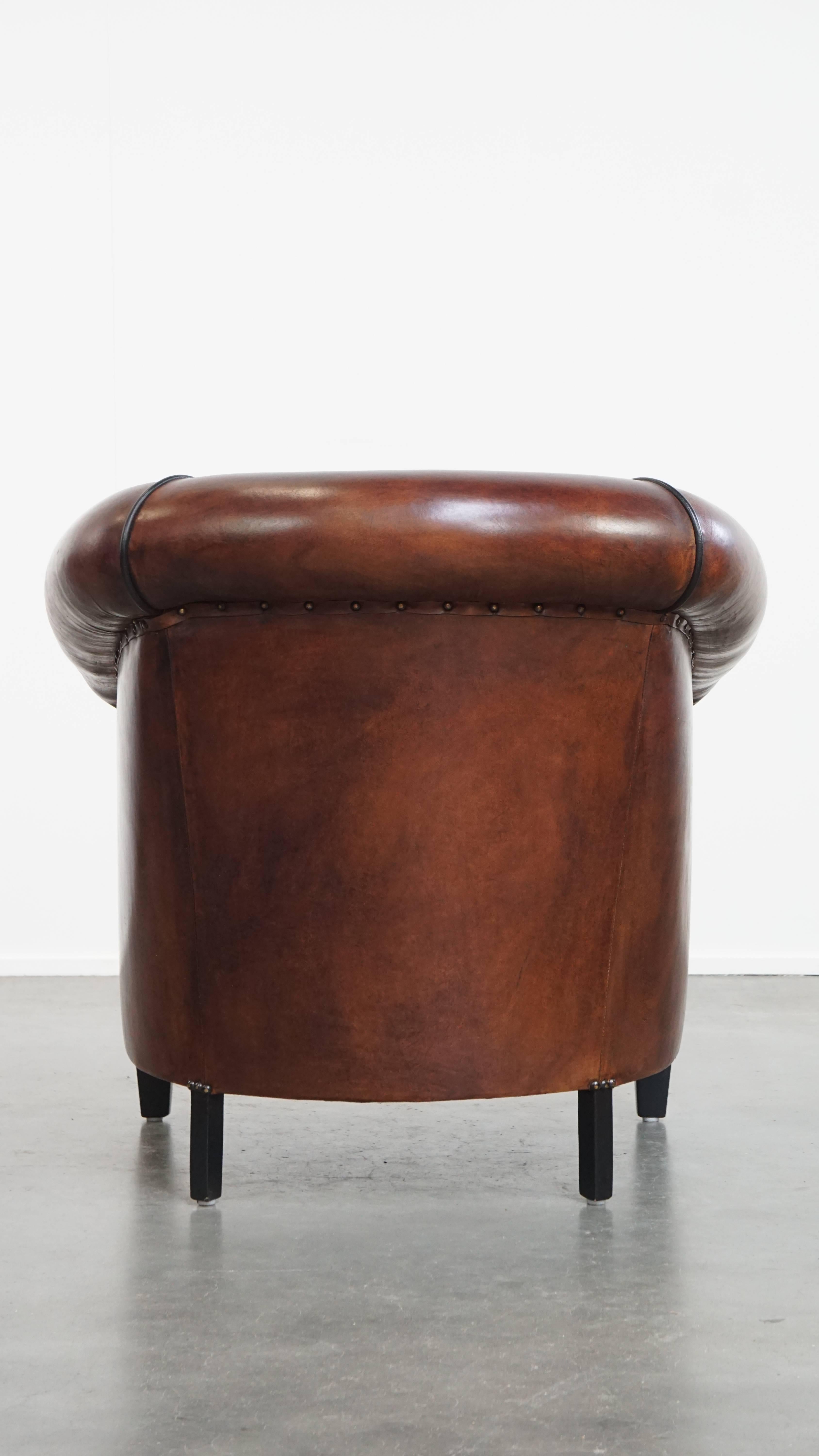 Fait main Fauteuil club en cuir de mouton avec passepoil noir en vente