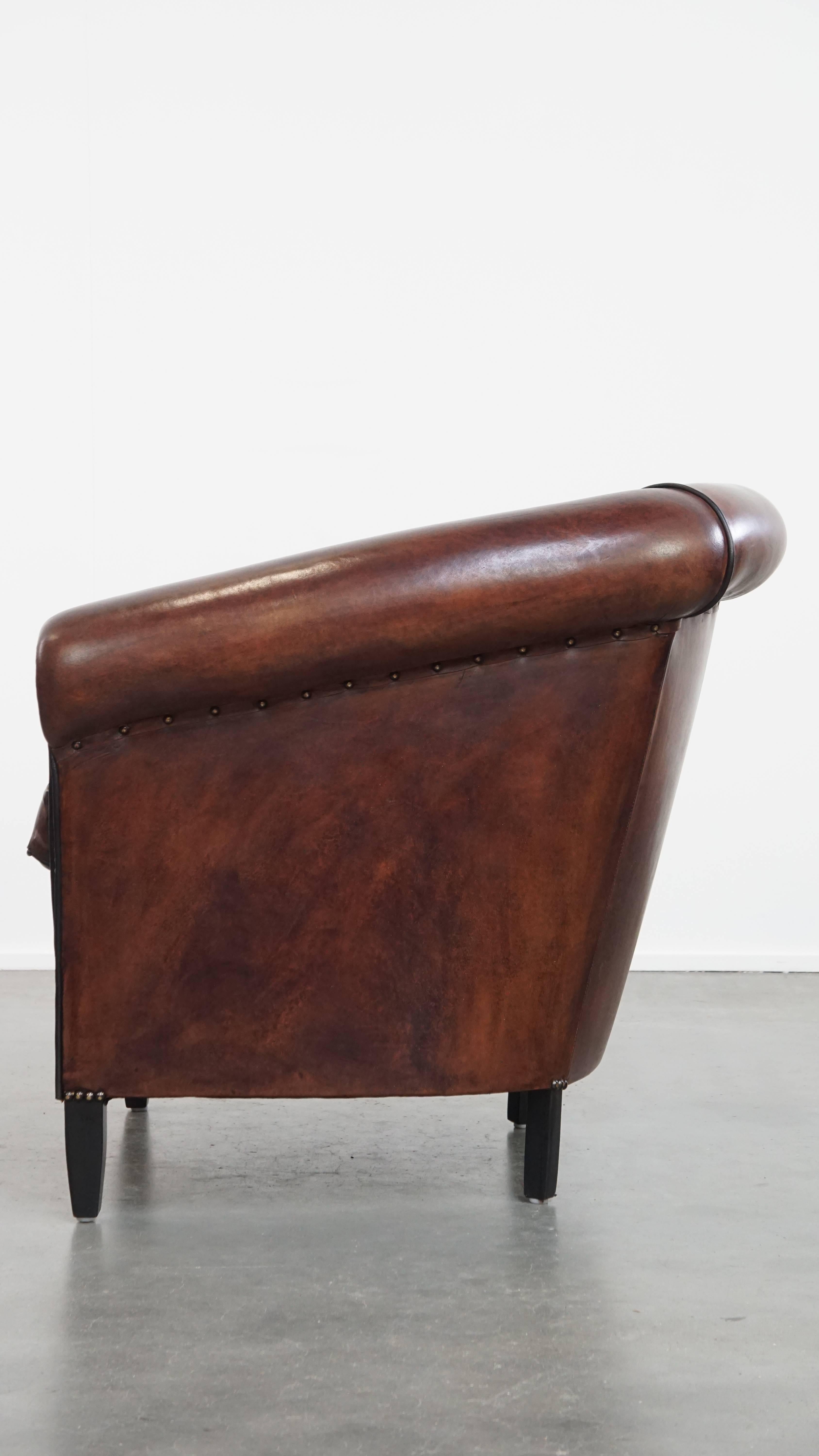 Fauteuil club en cuir de mouton avec passepoil noir Bon état - En vente à Harderwijk, NL
