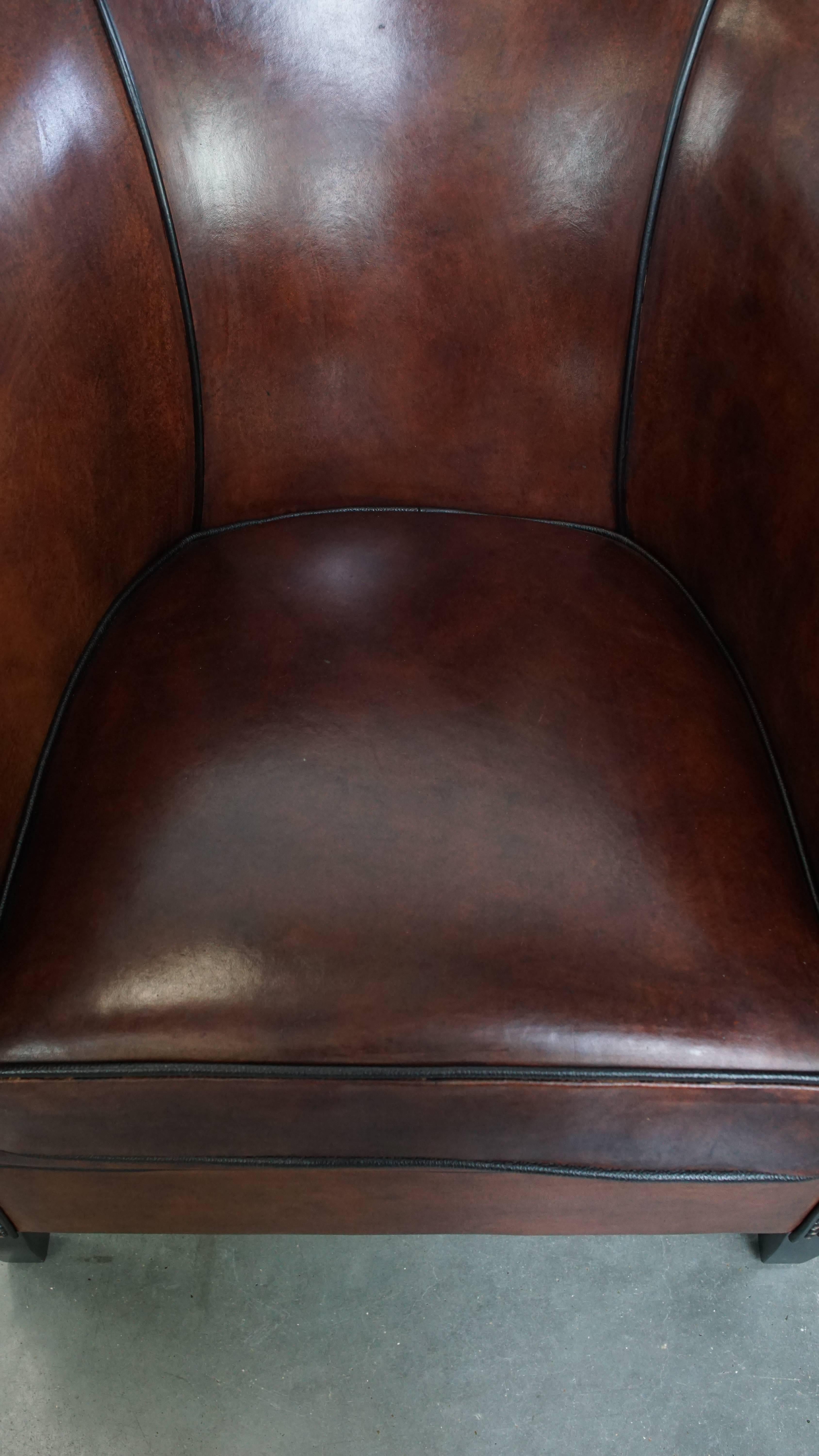 20ième siècle Fauteuil club en cuir de mouton avec passepoil noir en vente