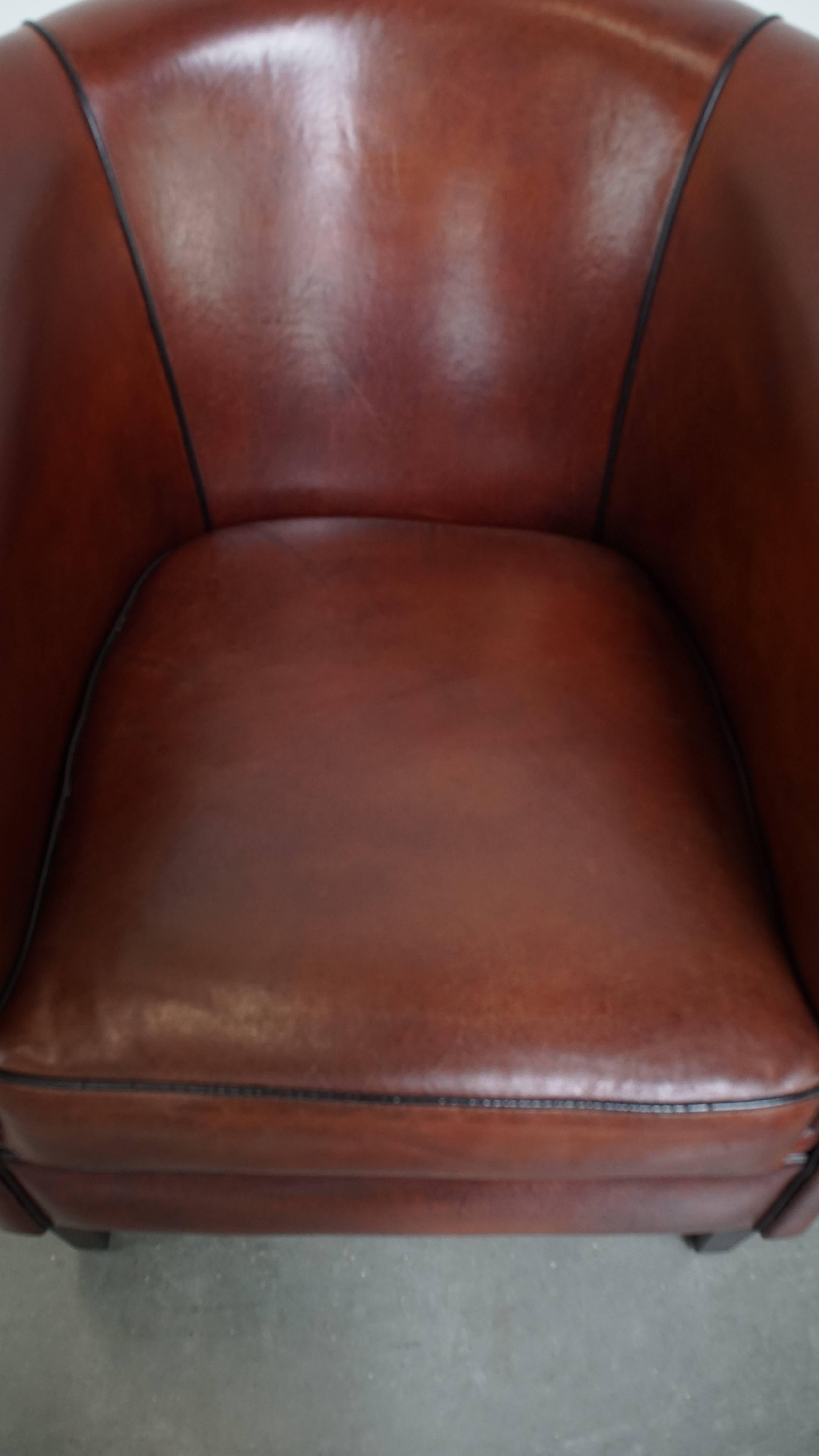 Silla Club de piel de oveja con ribete negro Siglo XXI y contemporáneo en venta