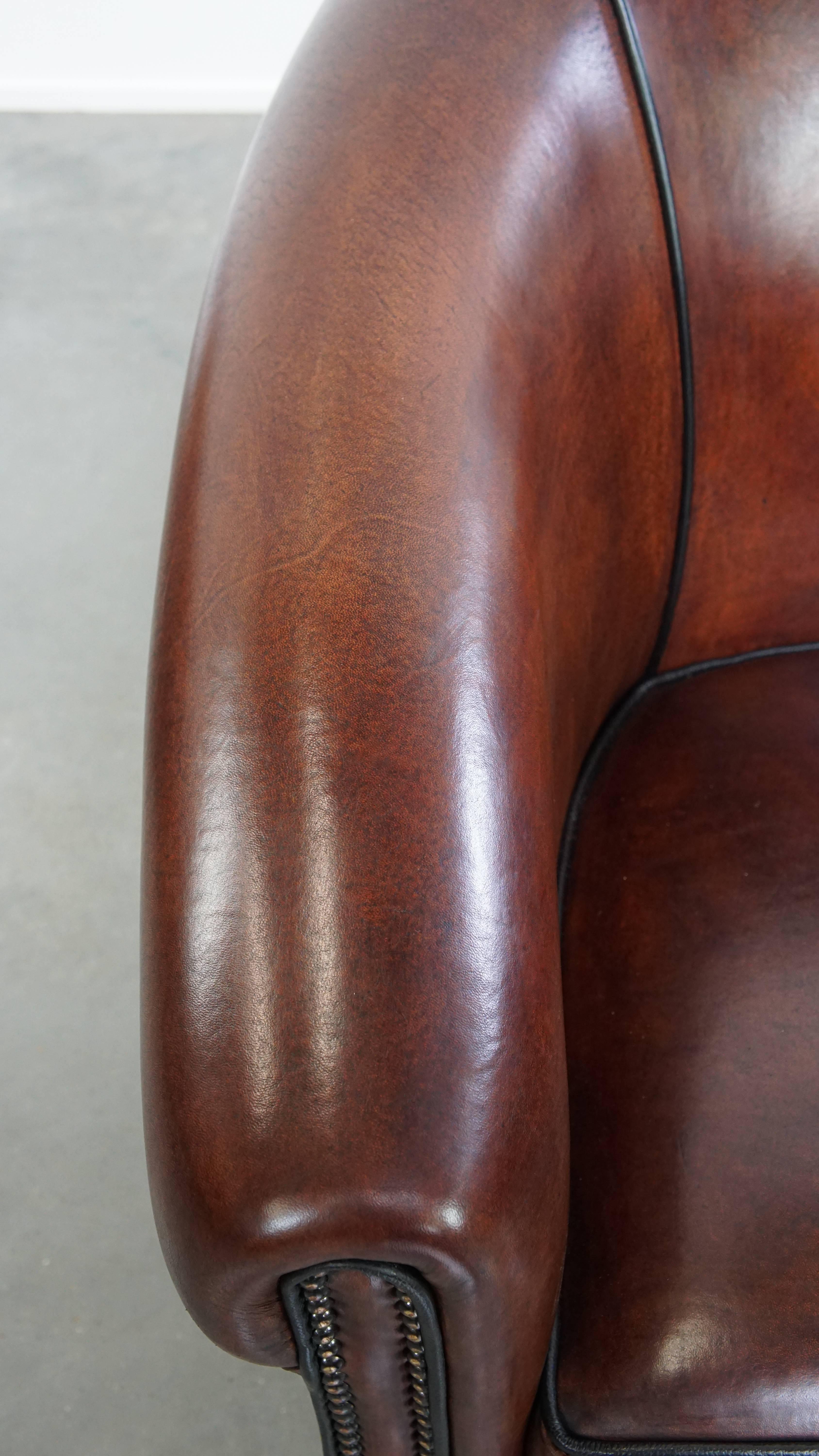Cuir Fauteuil club en cuir de mouton avec passepoil noir en vente