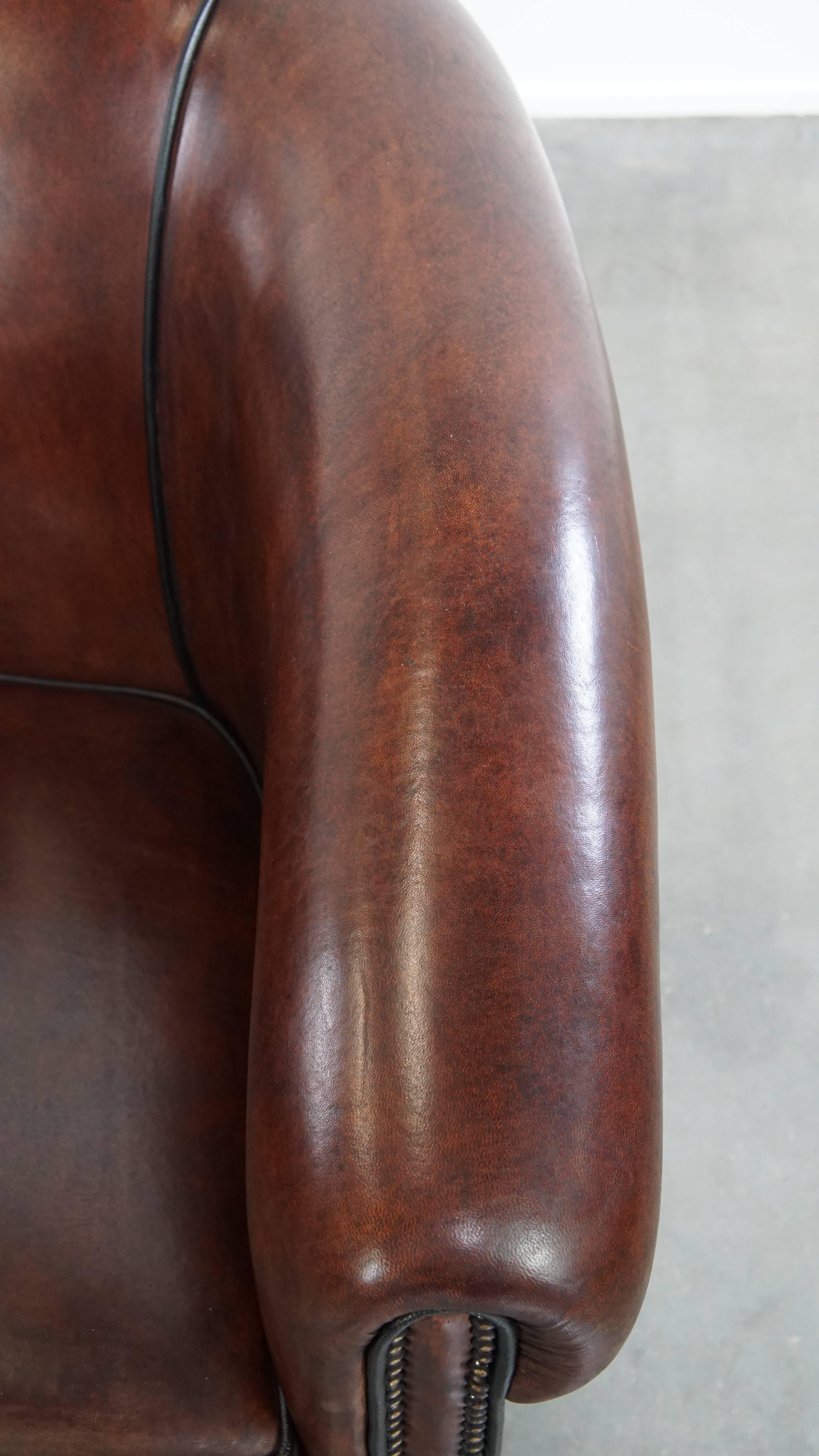 Fauteuil club en cuir de mouton avec passepoil noir en vente 1