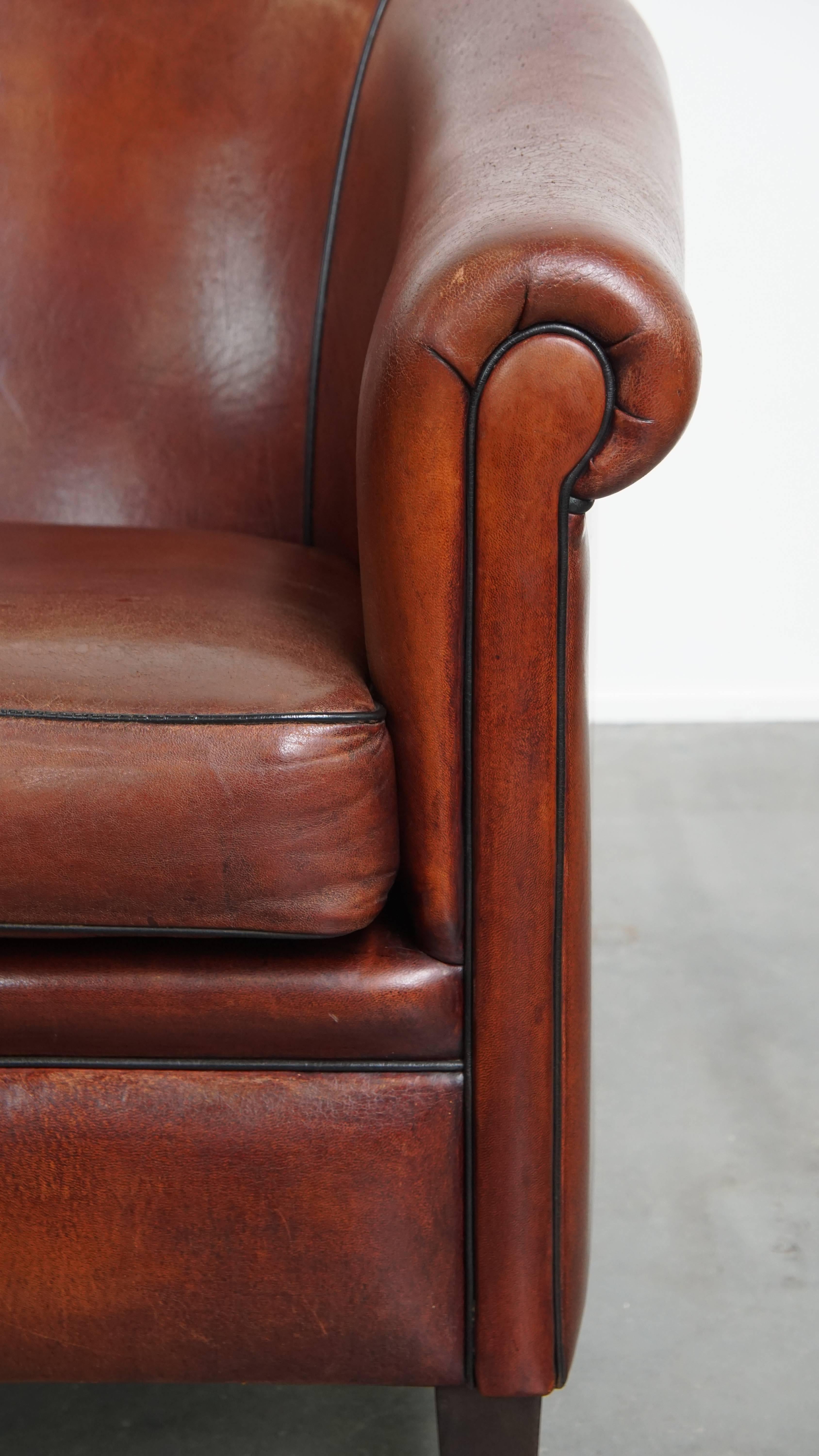 Silla Club de piel de oveja con ribete negro en venta 2