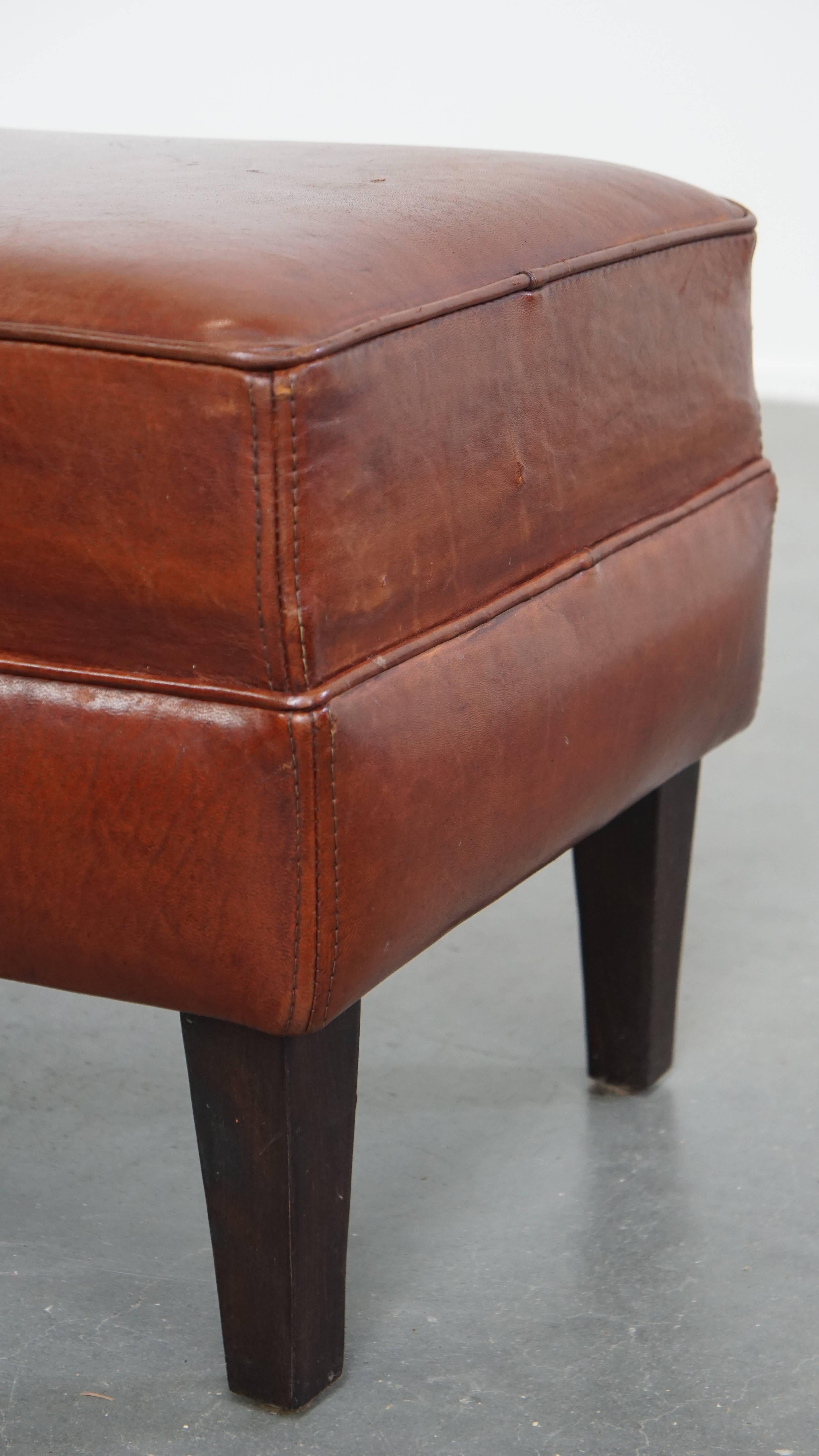 Pouf en cuir de mouton de couleur cognac en vente 3