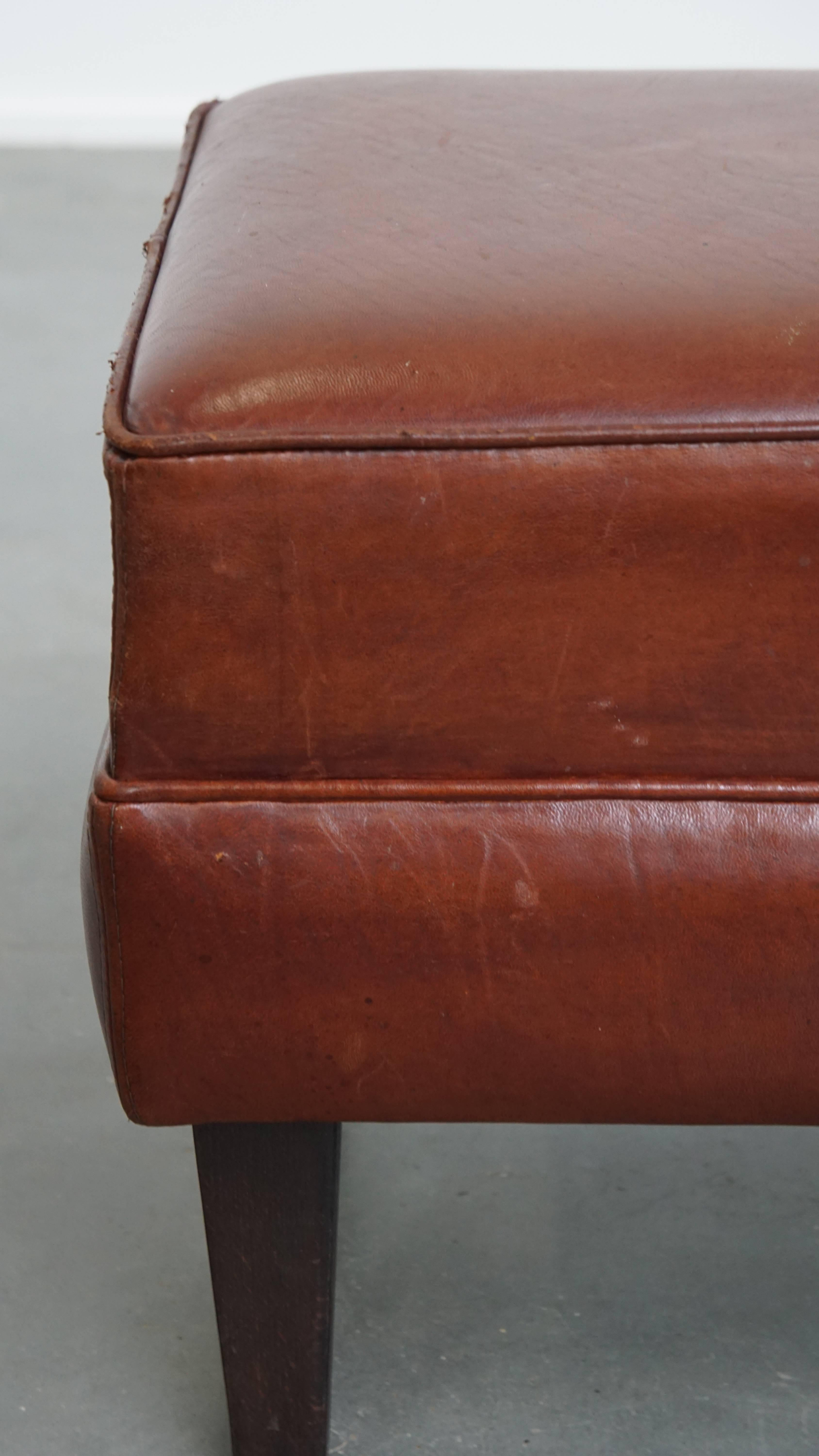 Pouf en cuir de mouton de couleur cognac en vente 4