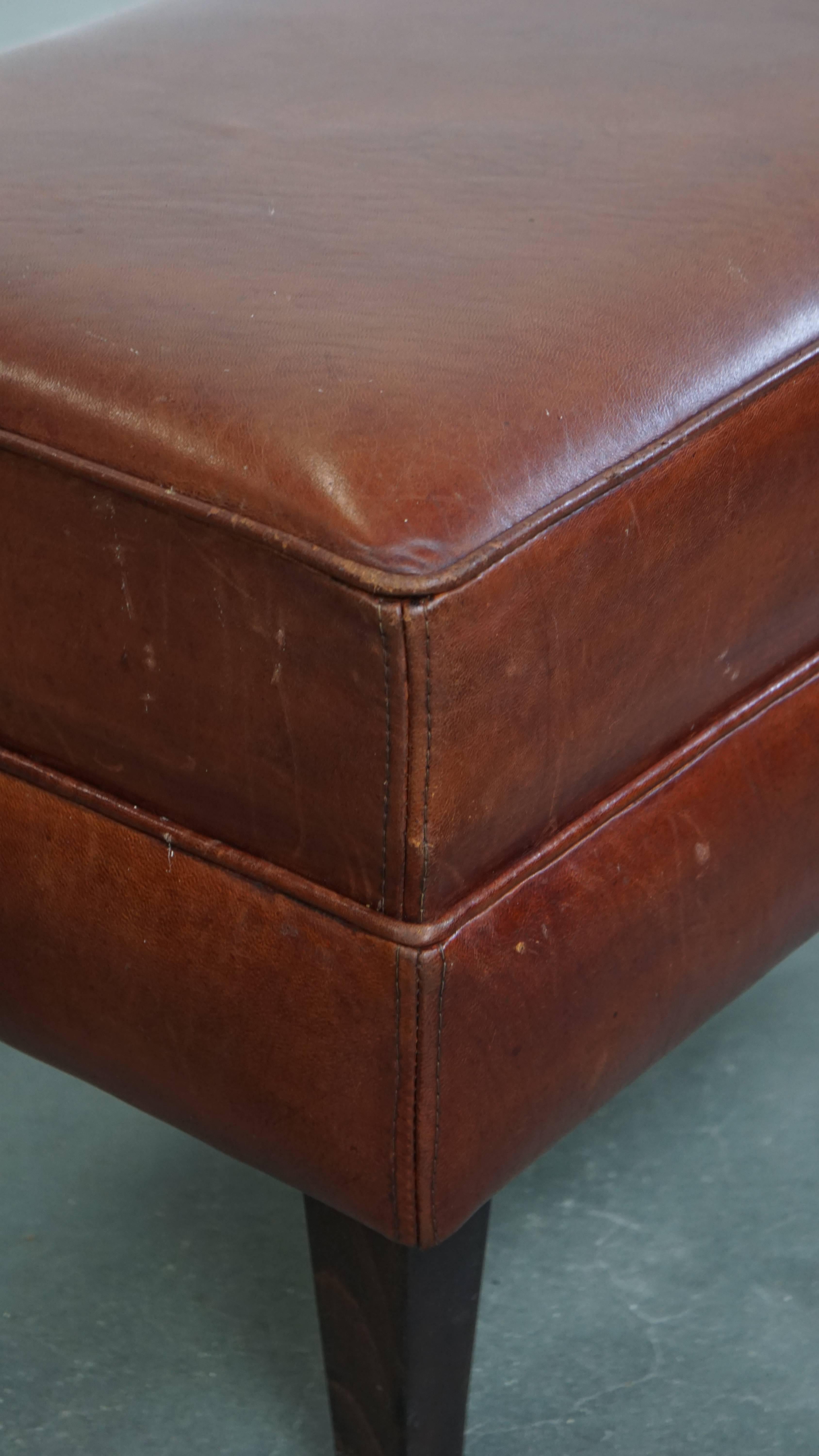 Pouf en cuir de mouton de couleur cognac en vente 5