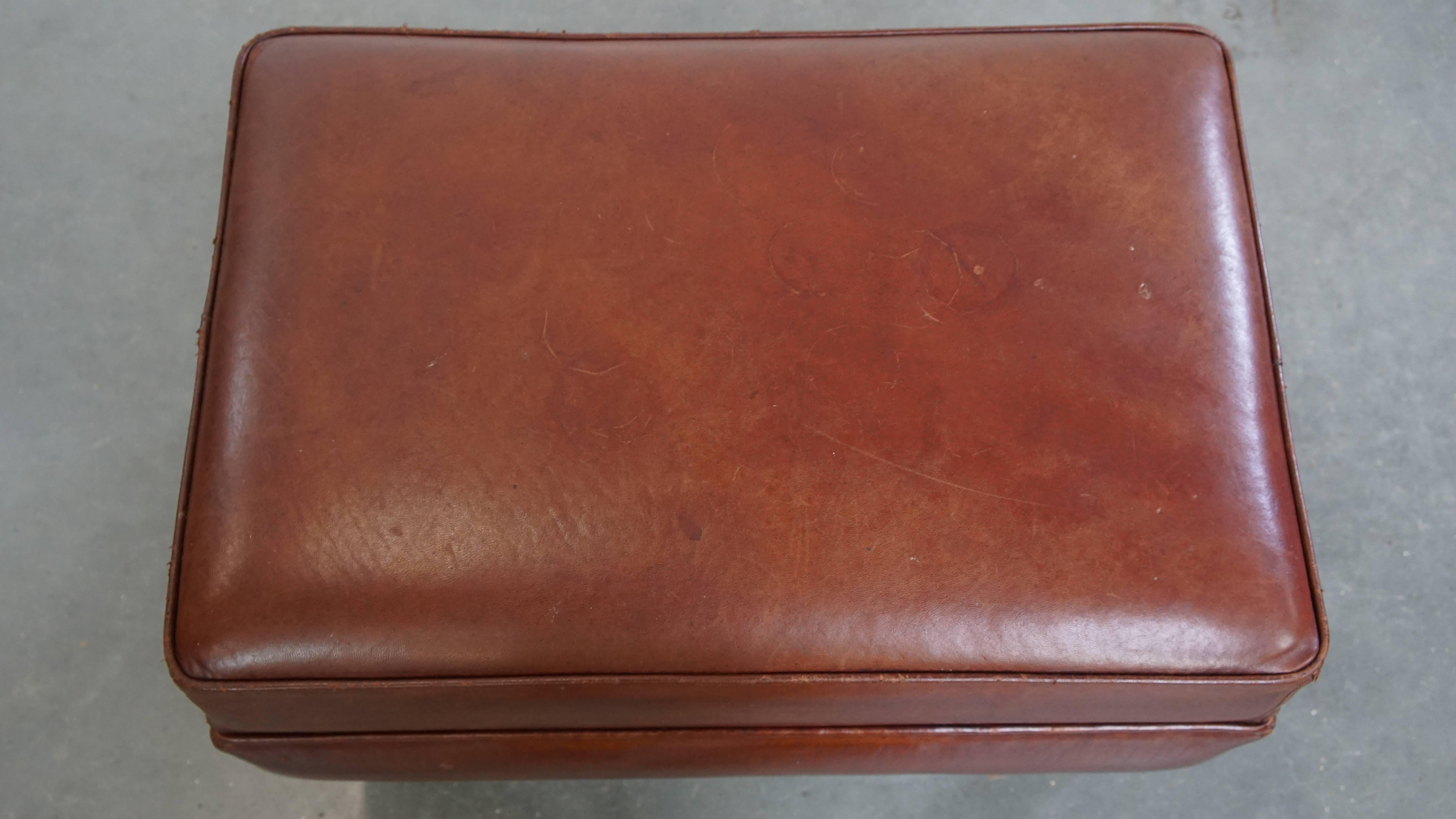 XXIe siècle et contemporain Pouf en cuir de mouton de couleur cognac en vente