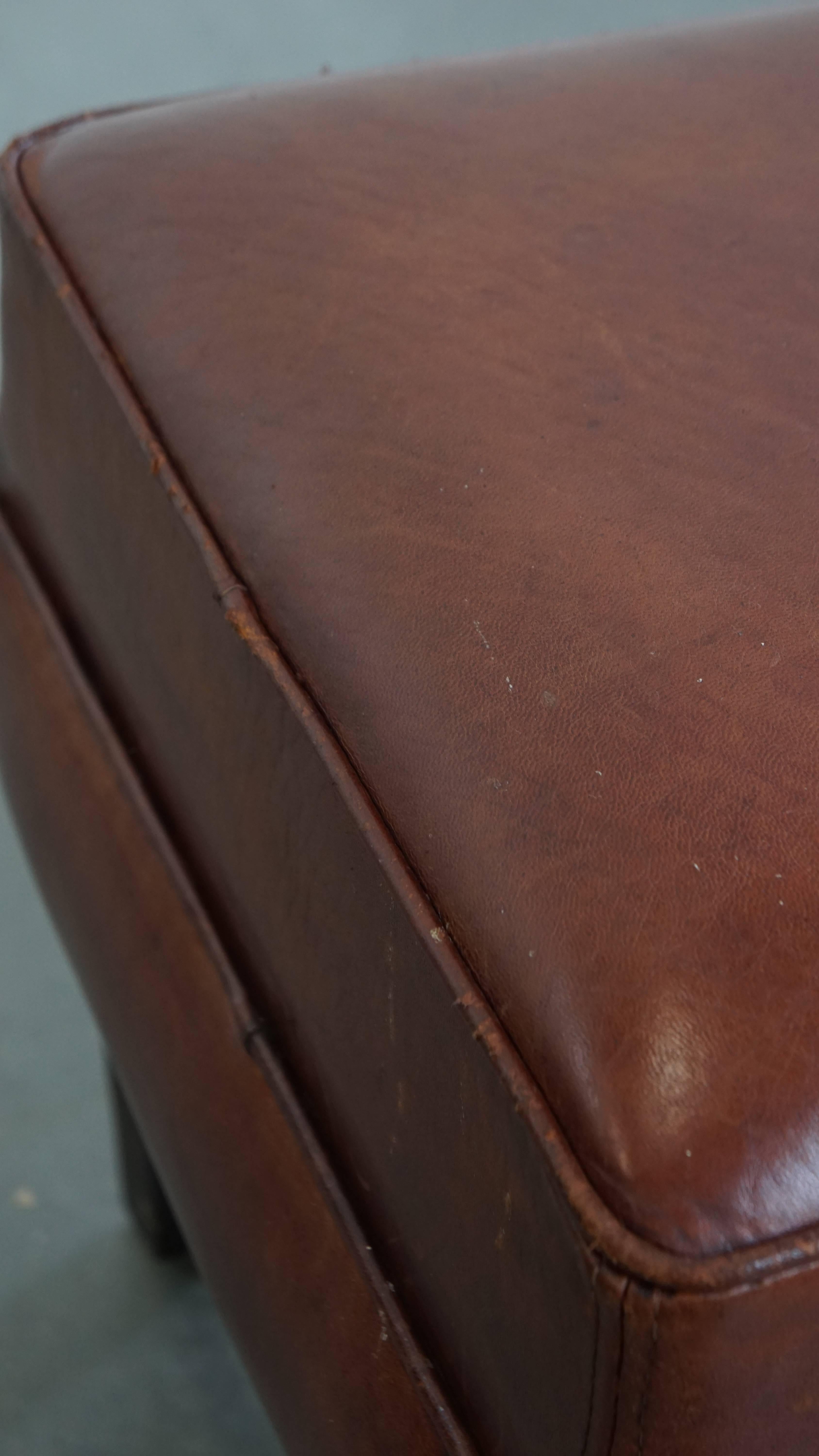 Cuir Pouf en cuir de mouton de couleur cognac en vente