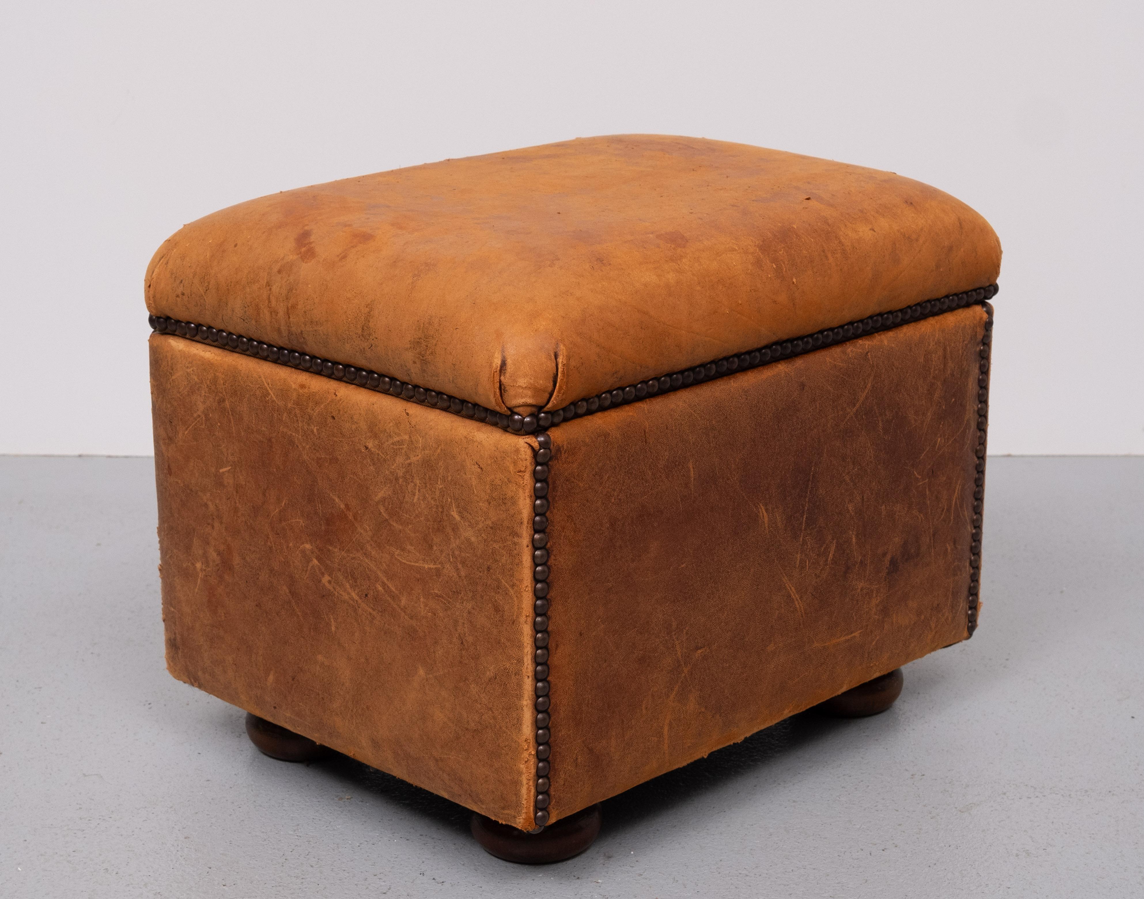 Bellissimo pouf o ottomana in pelle di pecora, colore cammello. 
Con un vano portaoggetti all'interno. Prodotto da Bendic Internationel 
Pouf di ottima qualità. 
 
    Richiedi soluzioni di spedizione più economiche 