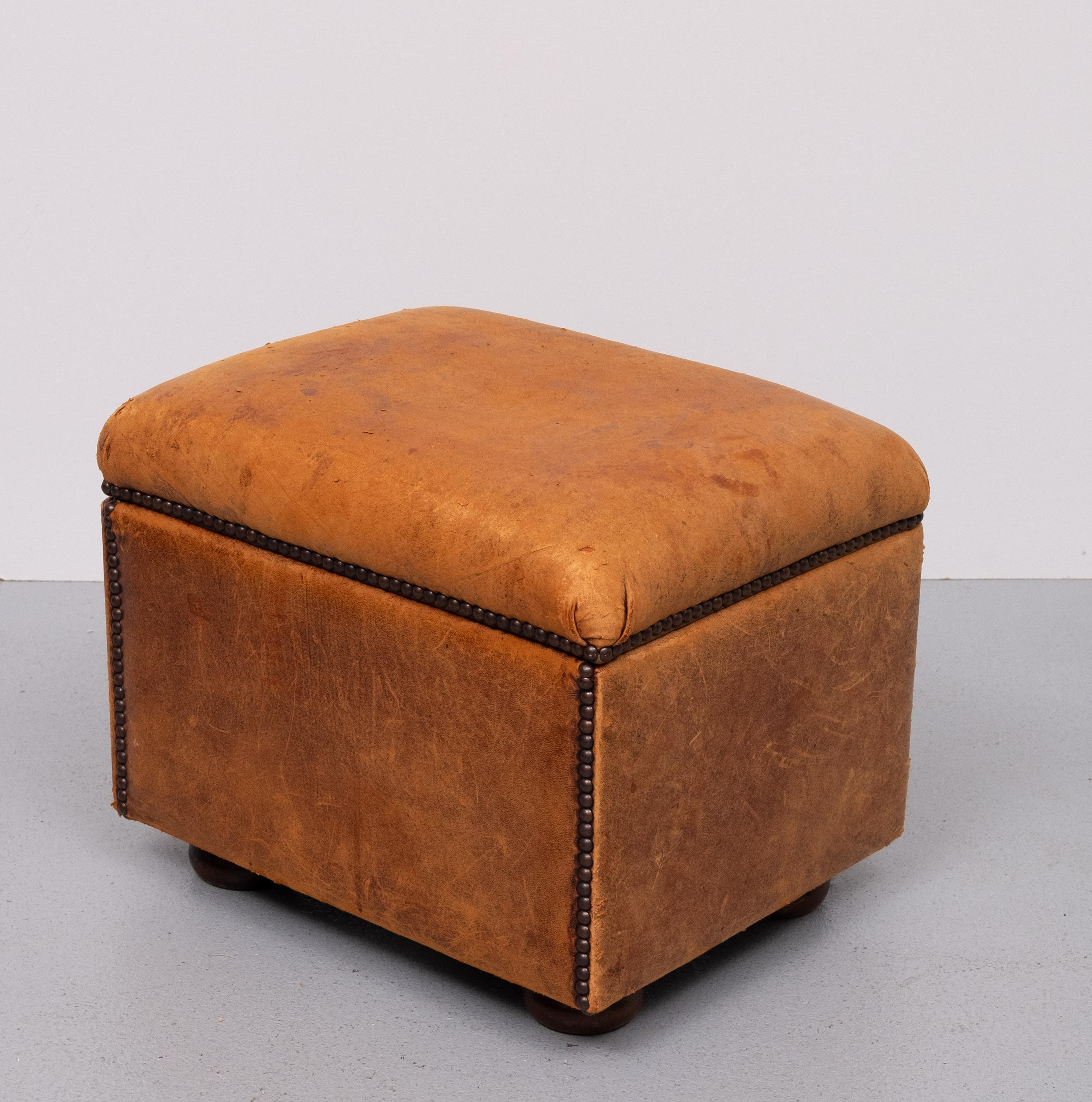 Olandese Pelle di pecora  Pouf o ottomana in pelle con contenitore  1970s in vendita