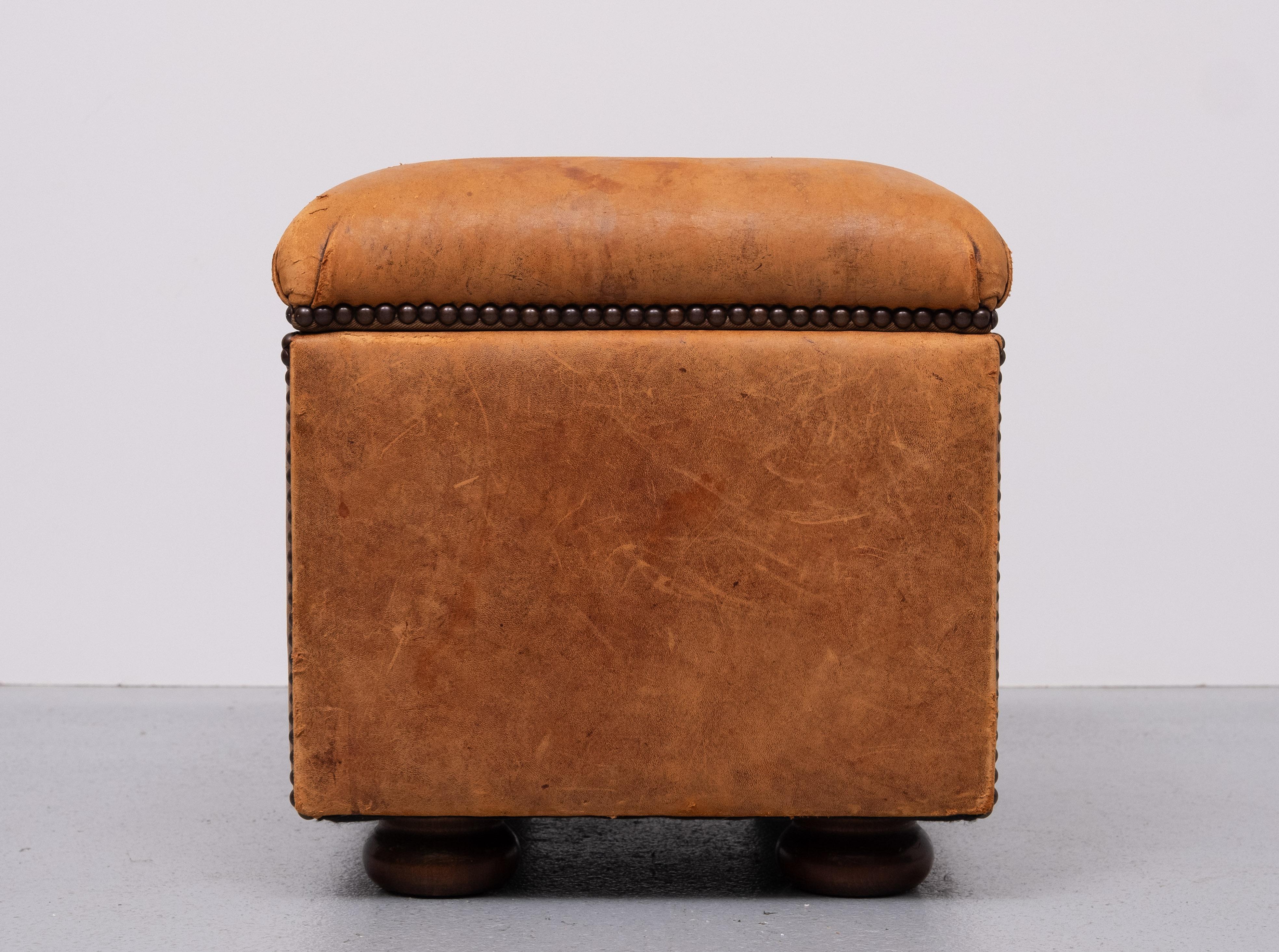 Pelle di pecora  Pouf o ottomana in pelle con contenitore  1970s In condizioni buone in vendita a Den Haag, NL